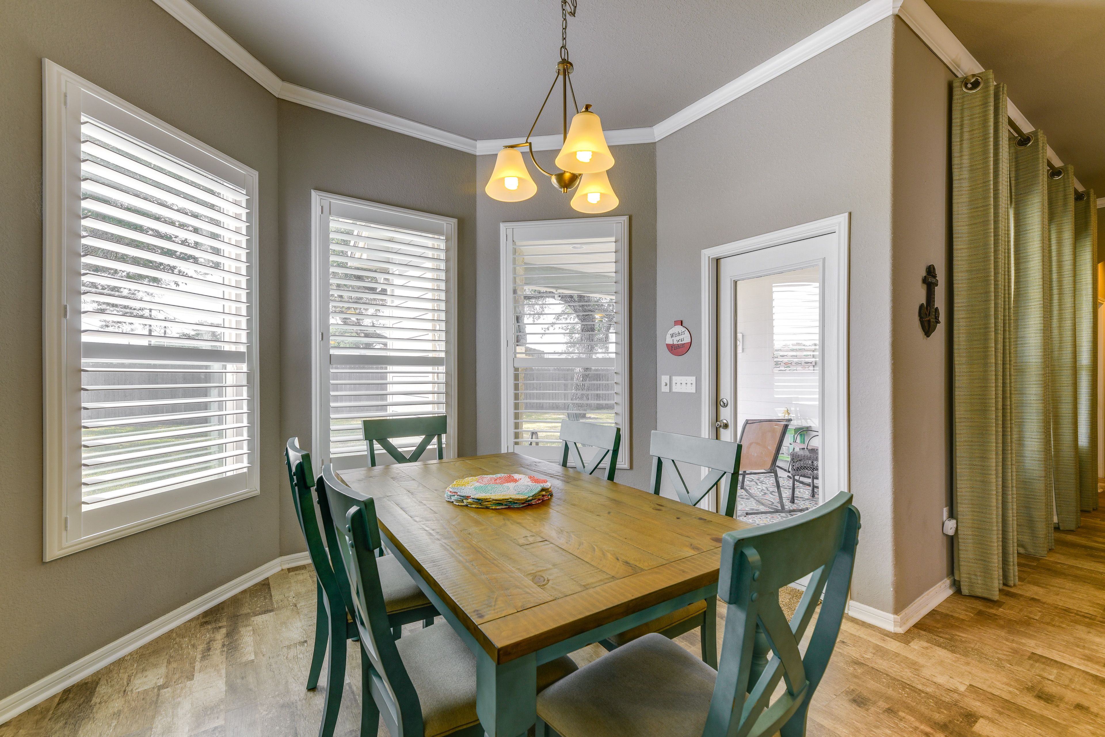 Dining Area | Dishware/Flatware Provided