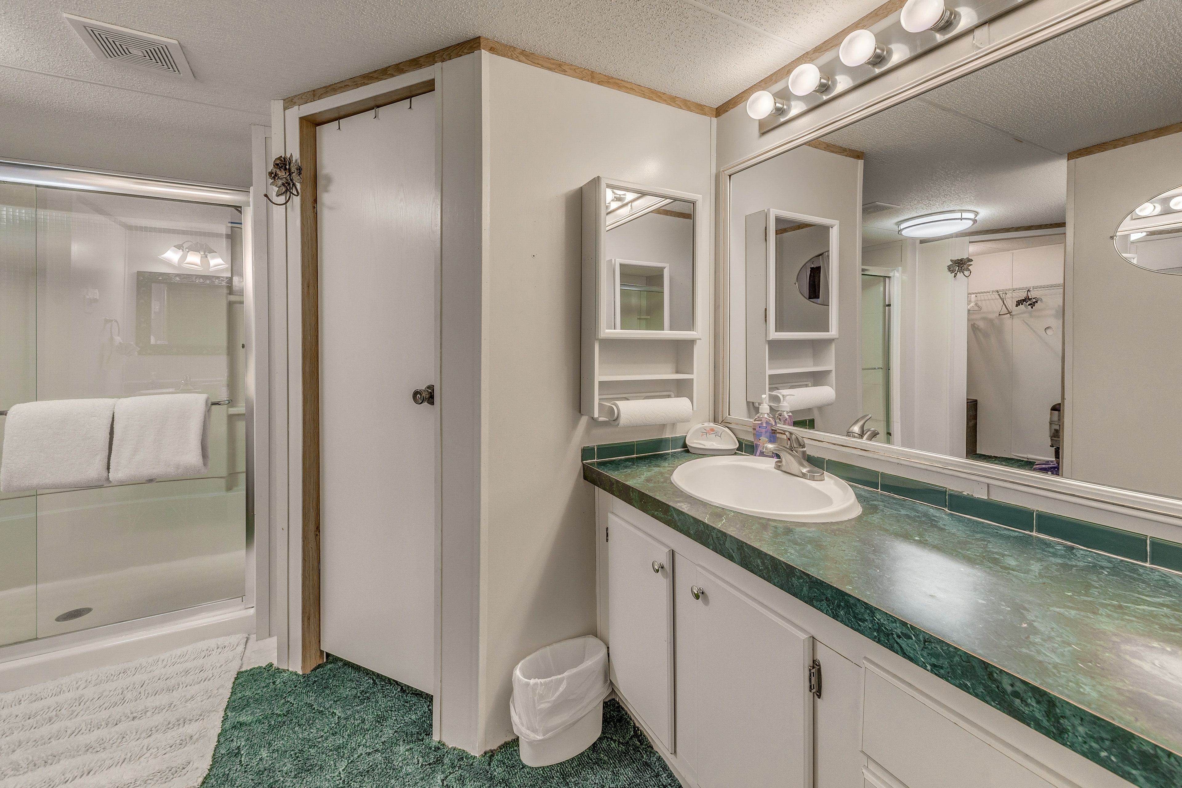 Full Bathroom | Towels Provided | Walk-In Closet