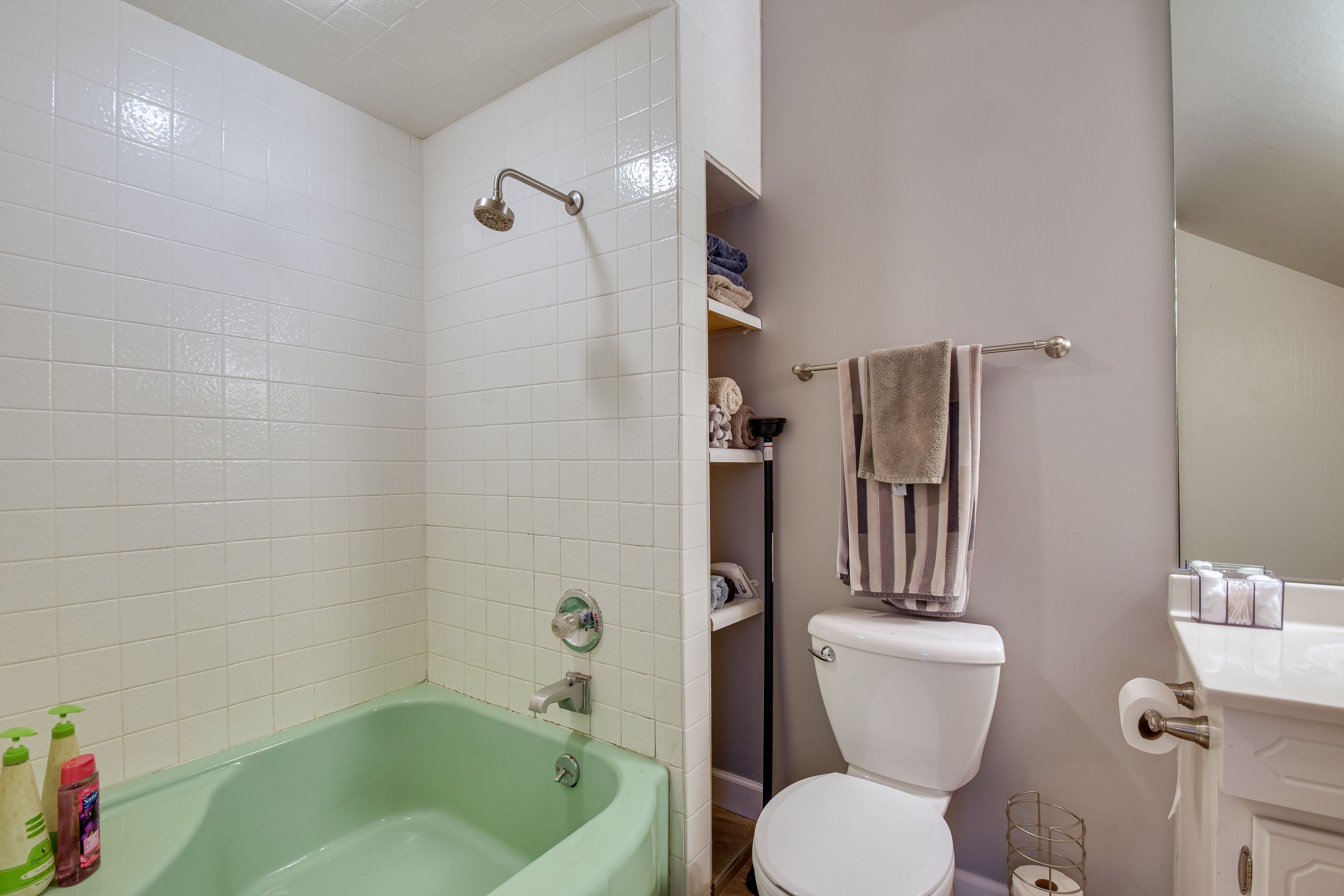 Full Bathroom | 3rd Floor