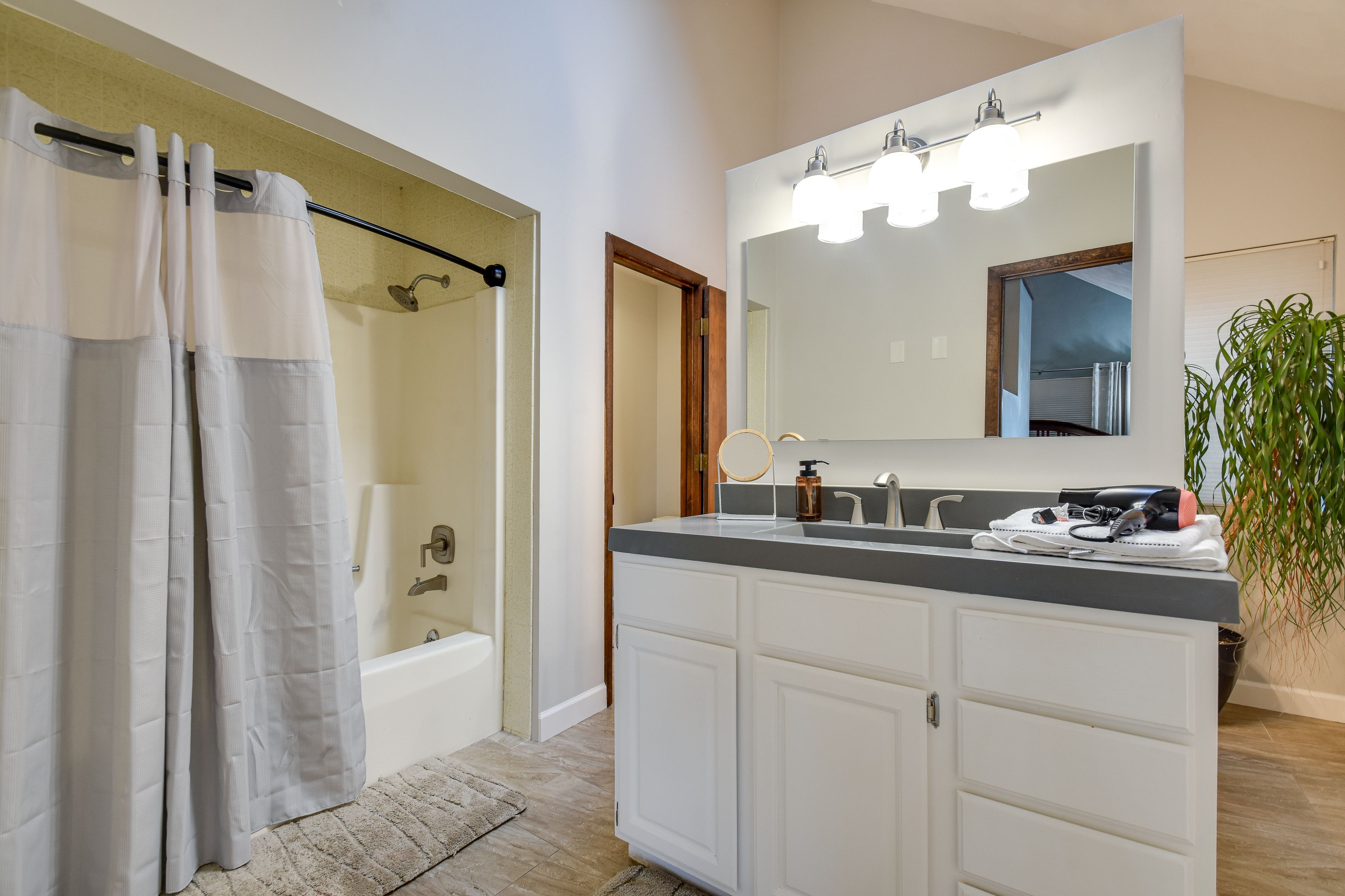 Full Bathroom | 2nd Floor | Grab Rail in Shower | Complimentary Toiletries