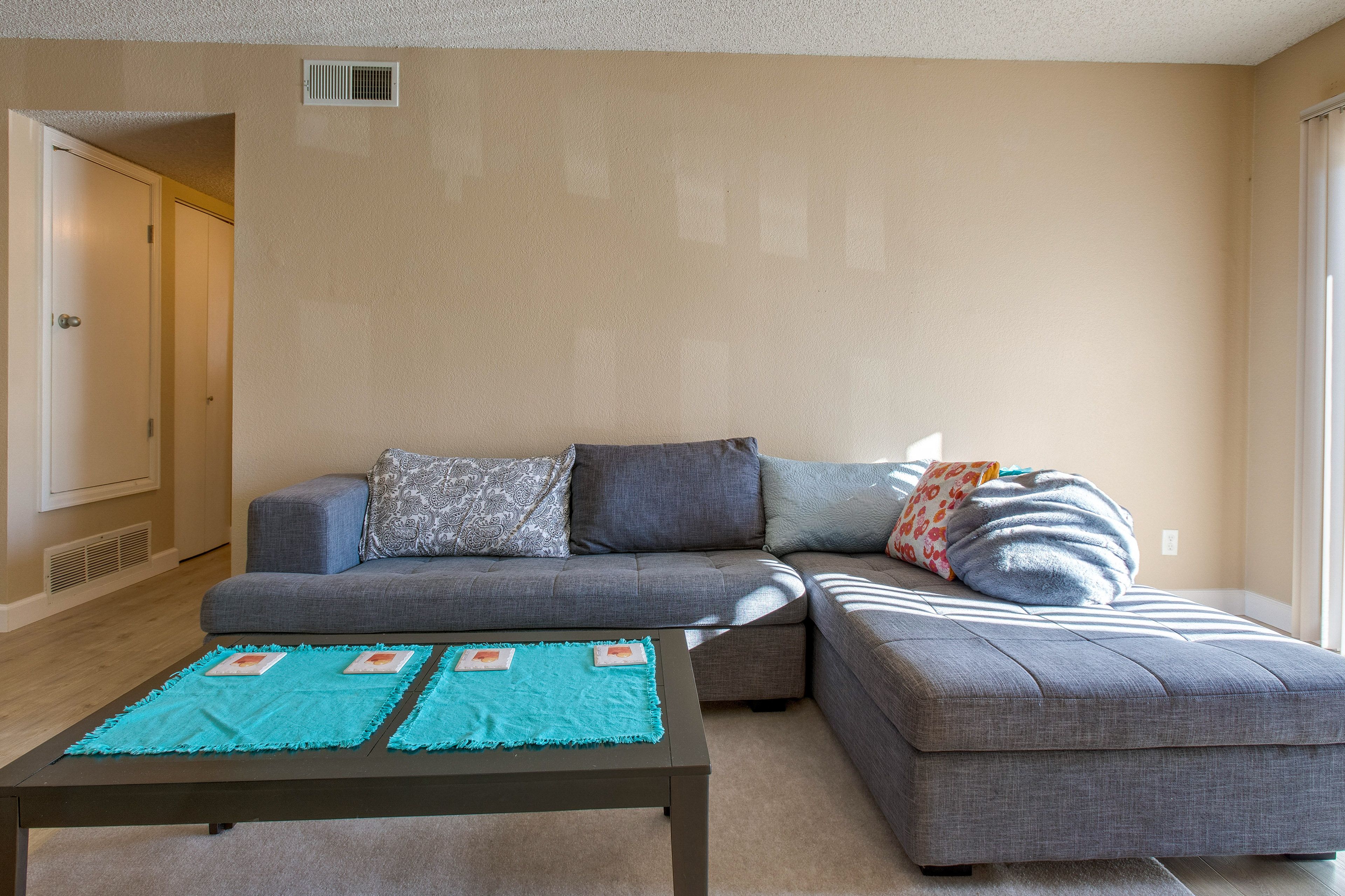 Living Room | Smart TV | Fireplace | Central A/C | Free WiFi