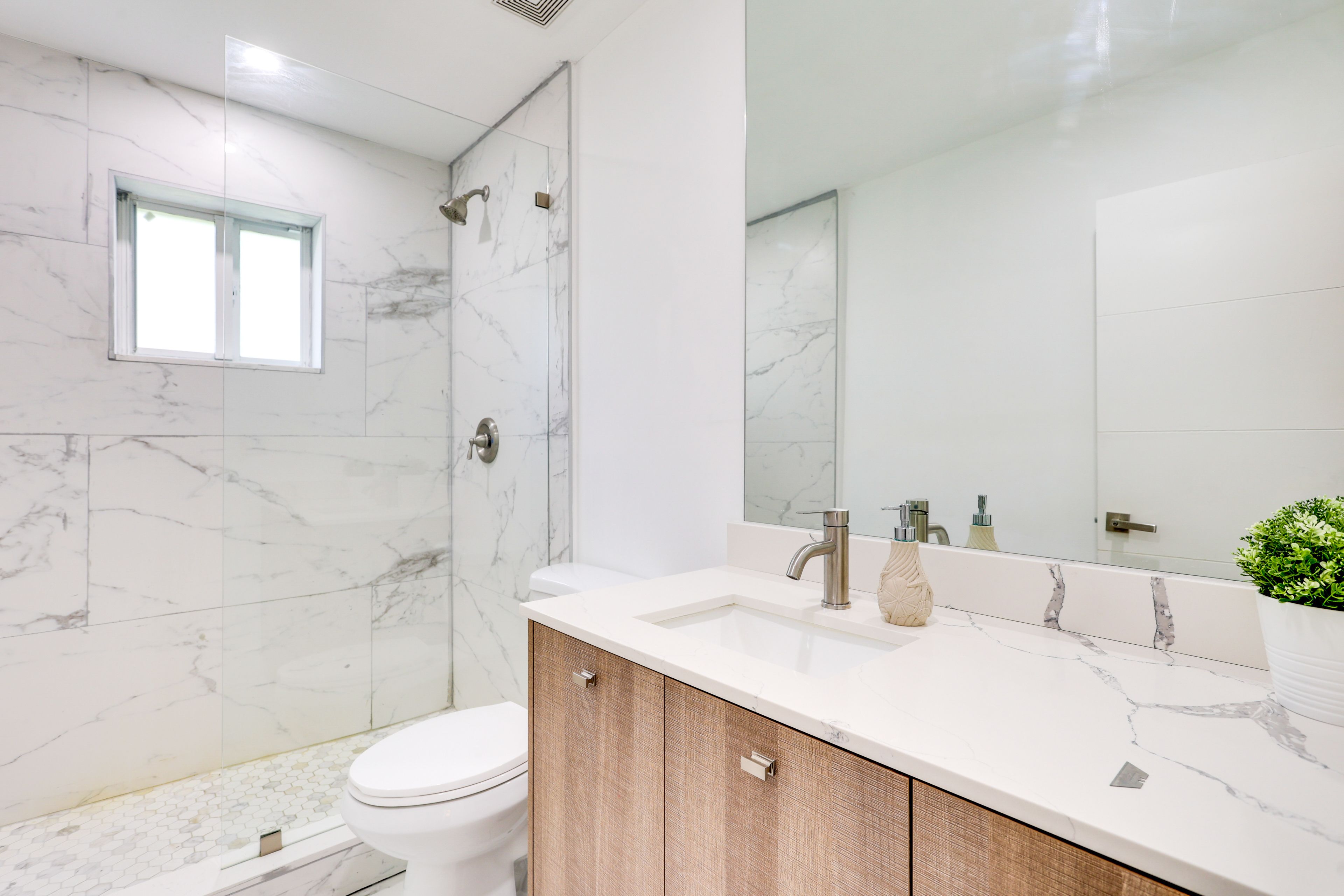 Full Bathroom | Towels Provided | Complimentary Toiletries