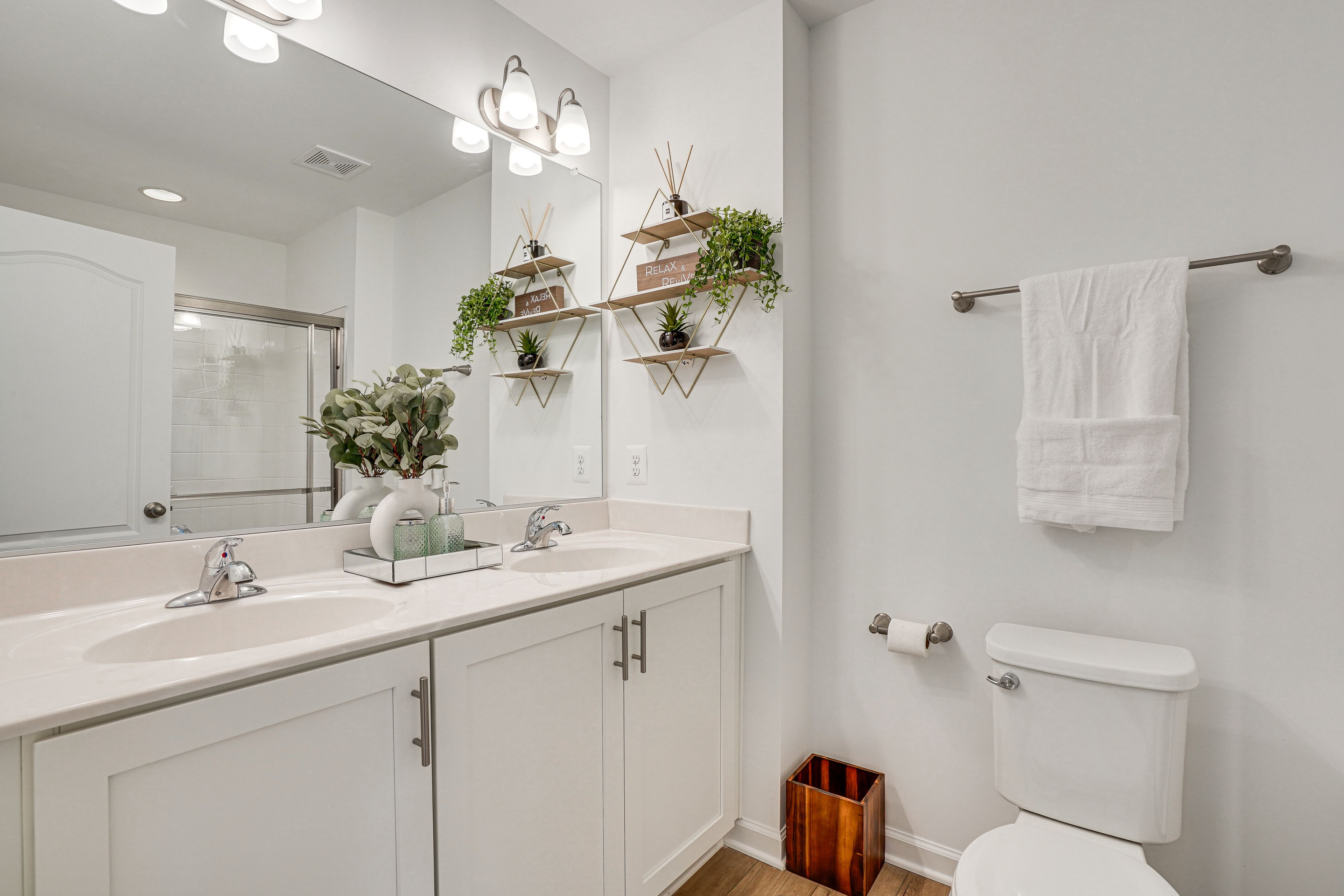 Full Bathroom | 2nd Floor