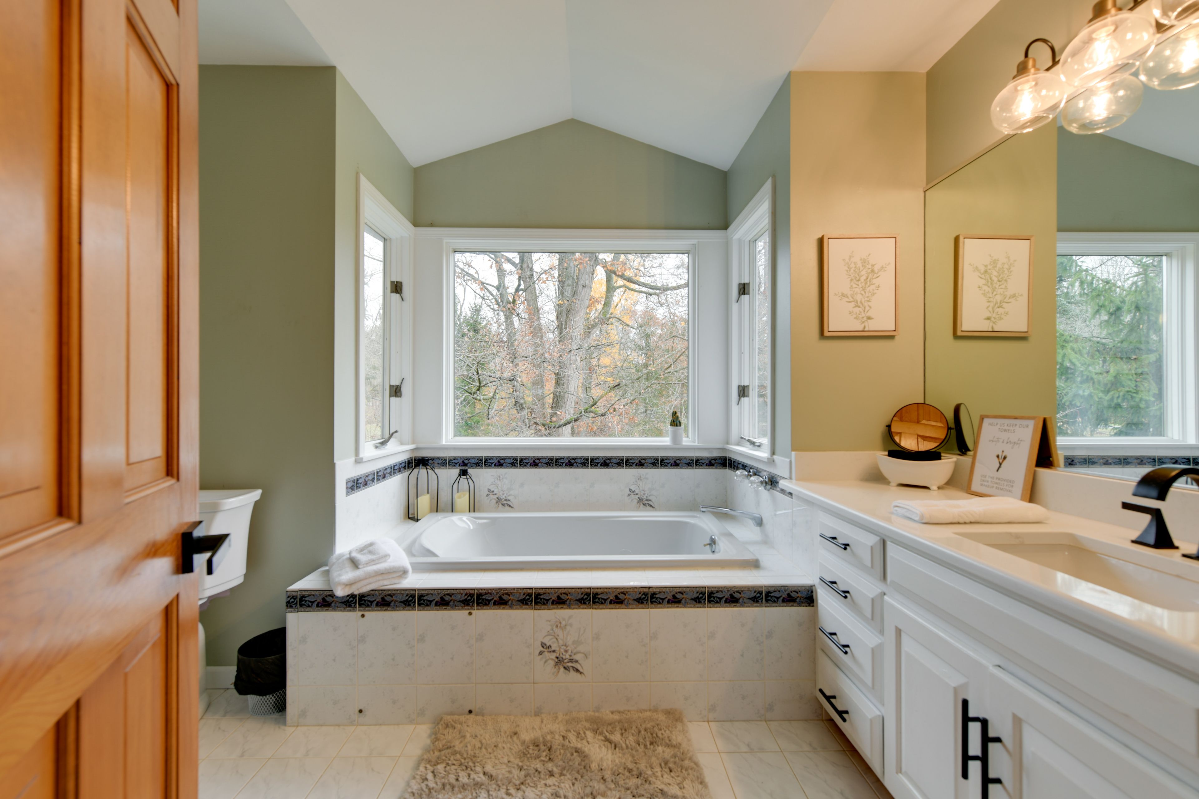 Full Bathroom | Towels Provided | Main Floor