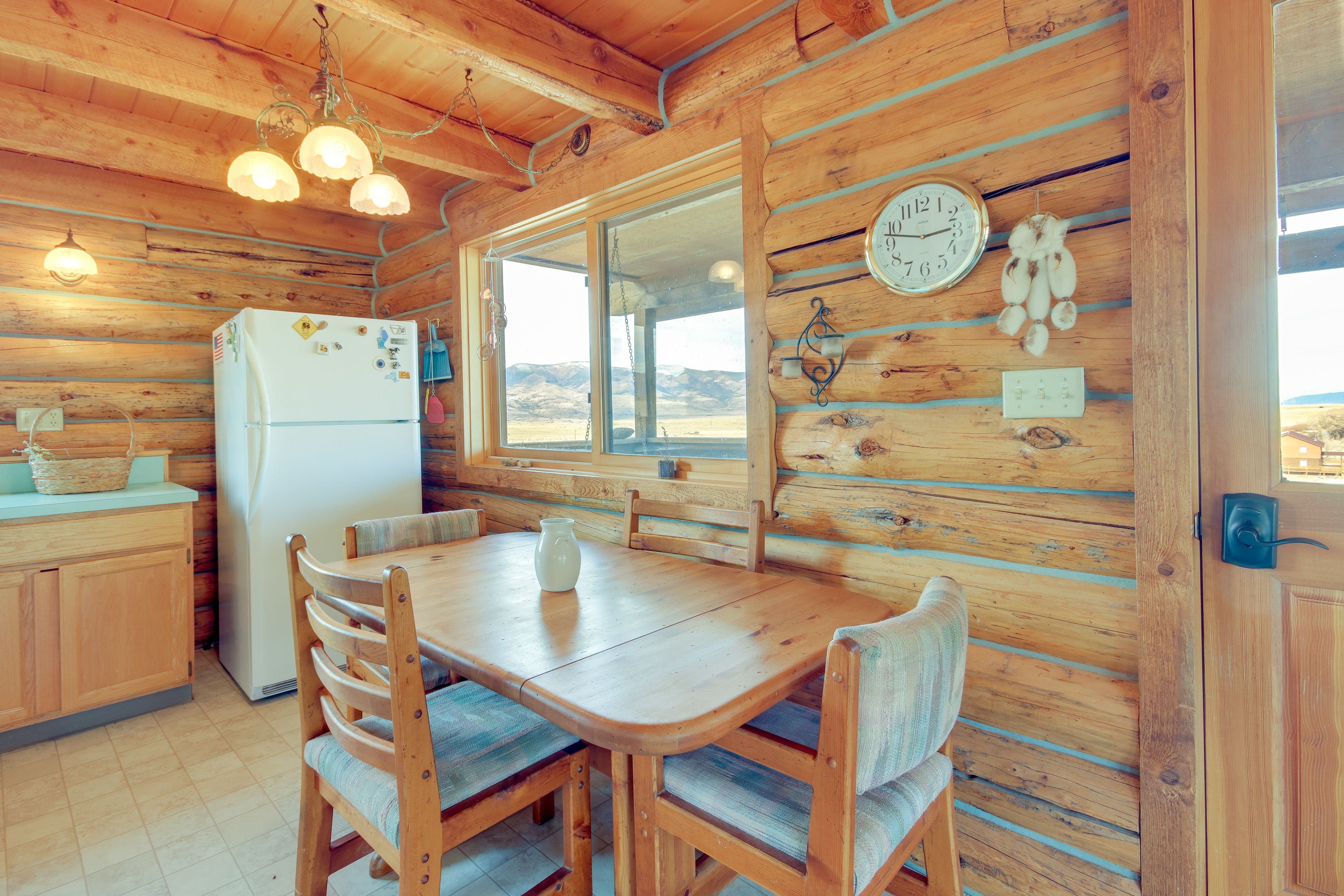 Dining Area | Dishware & Flatware Provided