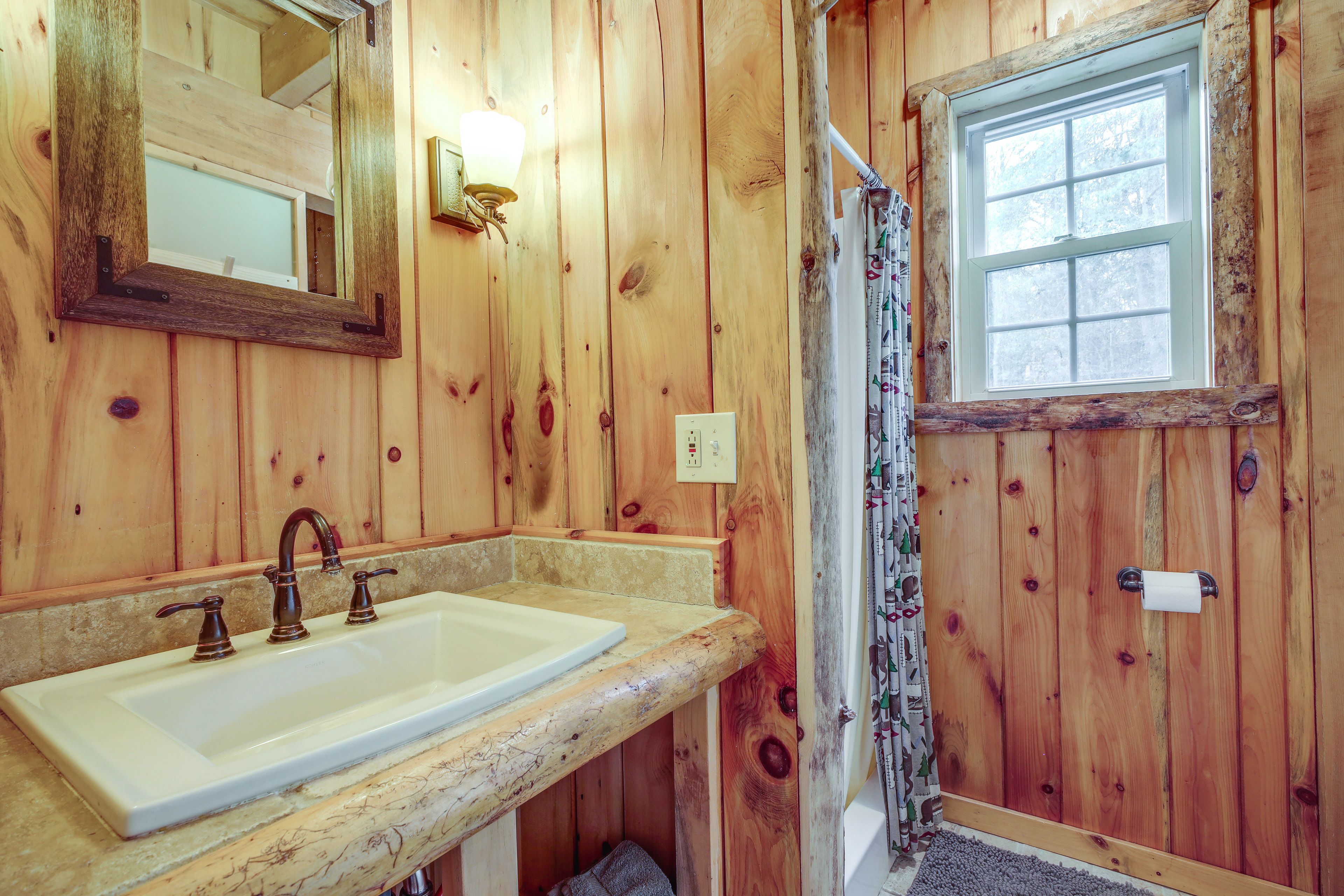 Full Bathroom | Towels Provided | Complimentary Toiletries