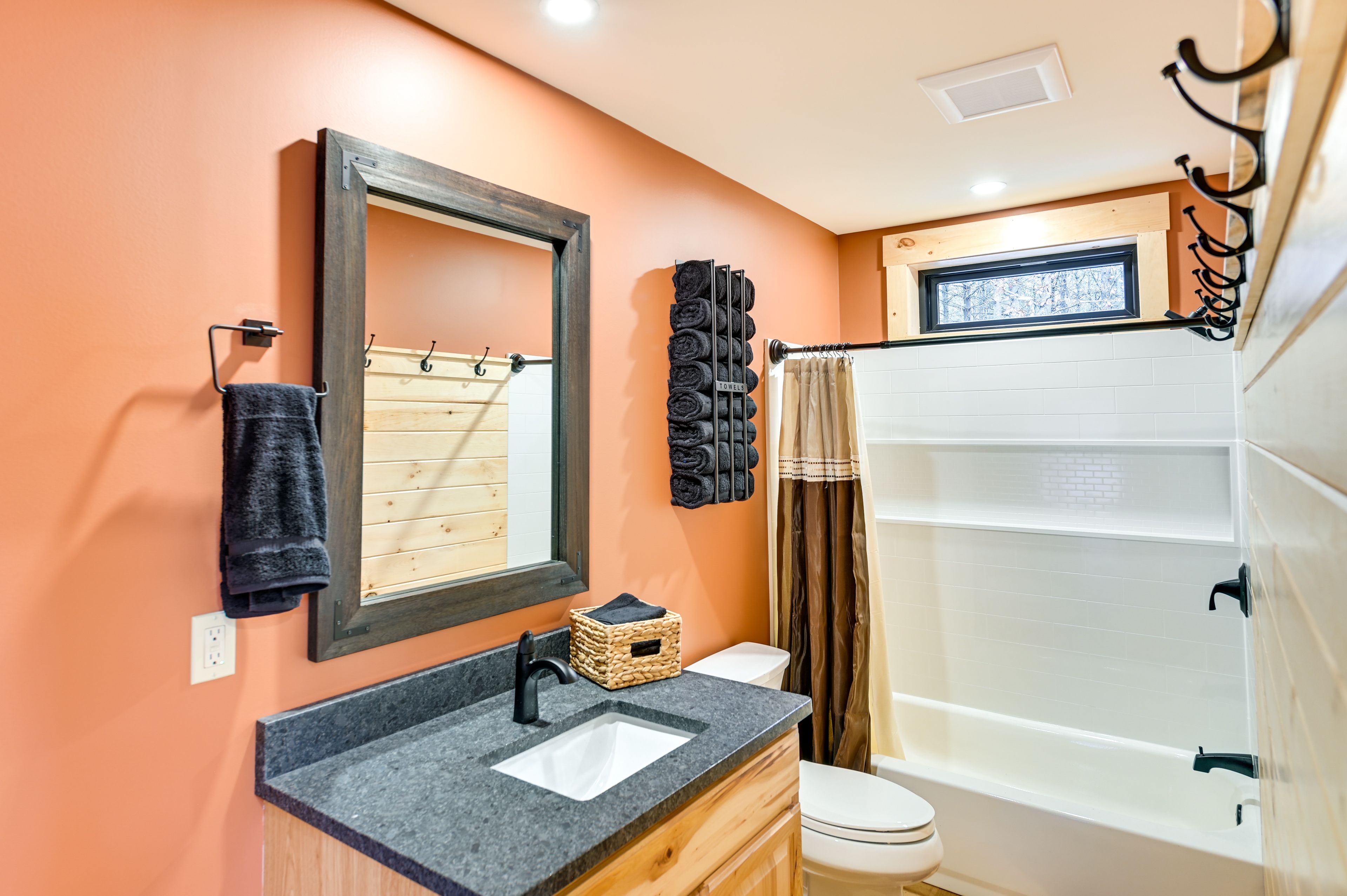 Full Bathroom | Complimentary Toiletries | Towels Provided