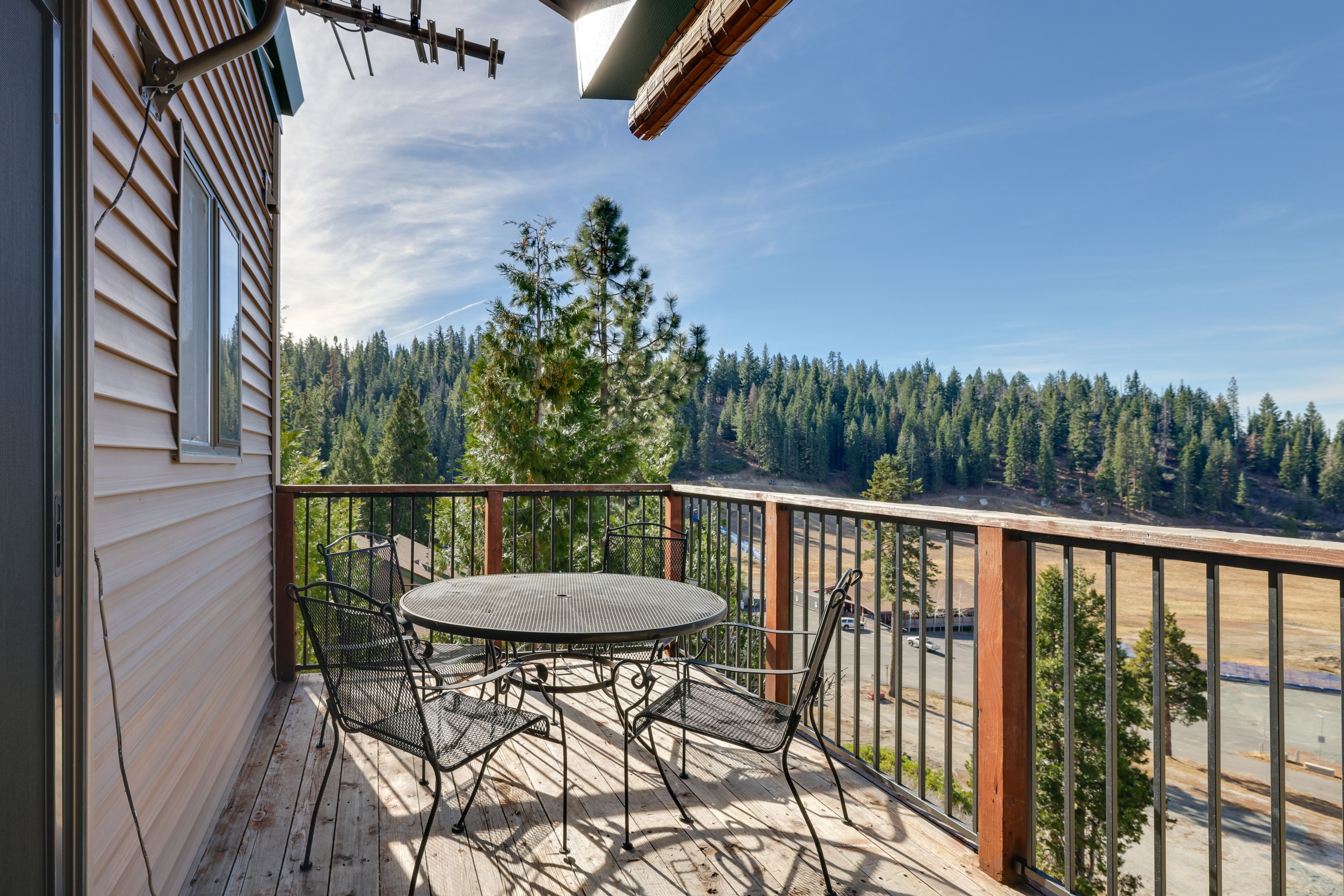 Strawberry Vacation Rental | 2BR | 2BA | 1,100 Sq Ft | Stairs Required