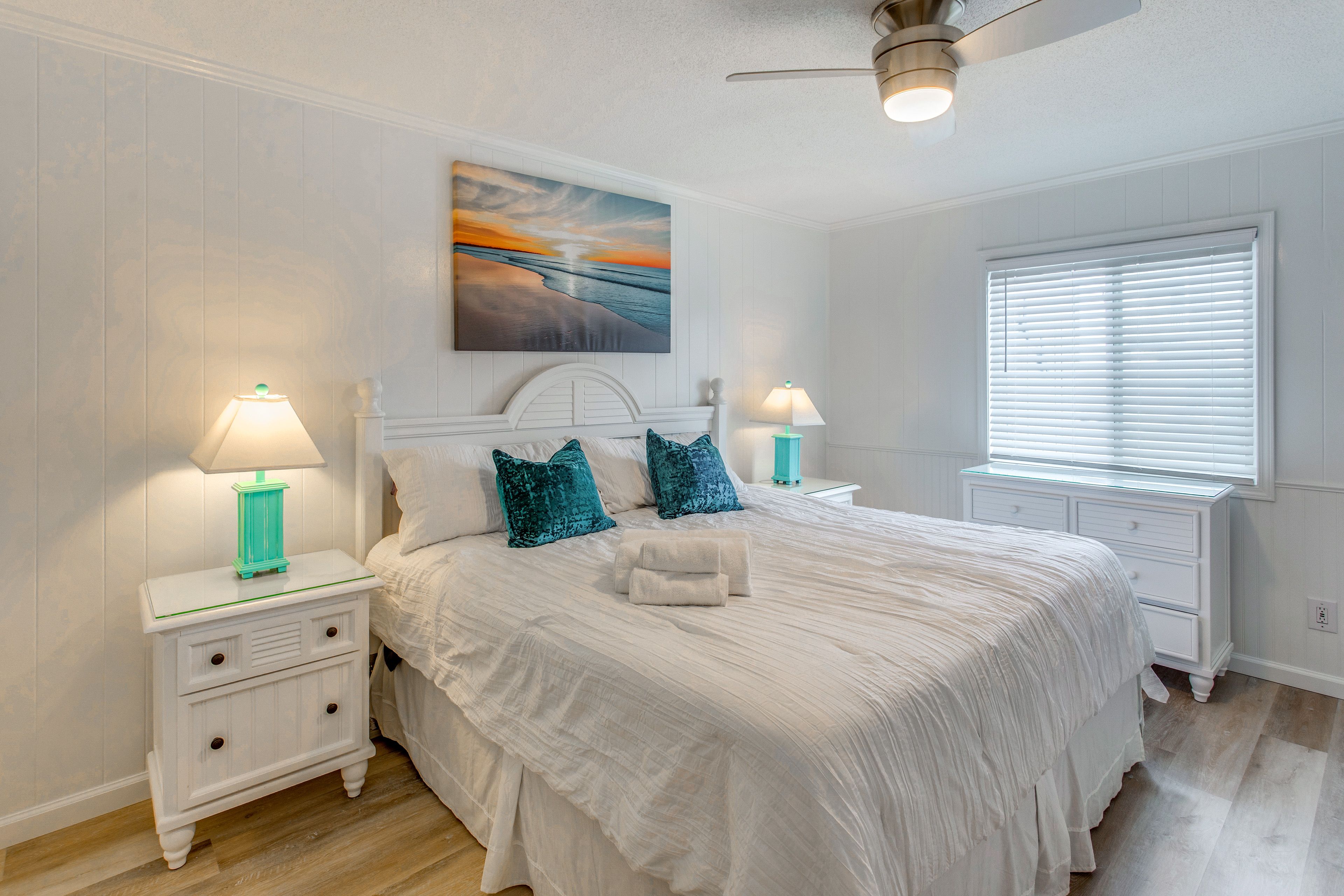 Bedroom 1 | King Bed | Cable TV | En-Suite Bathroom