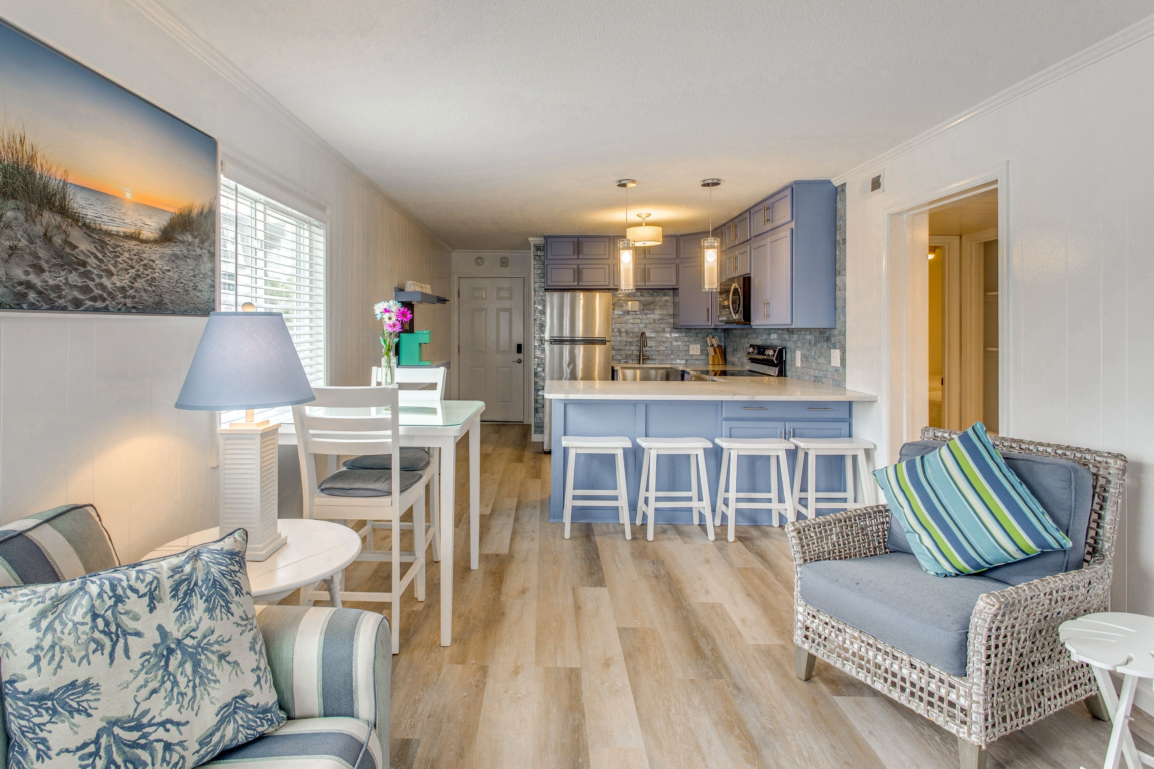 Dining Area | Dishware & Flatware Provided