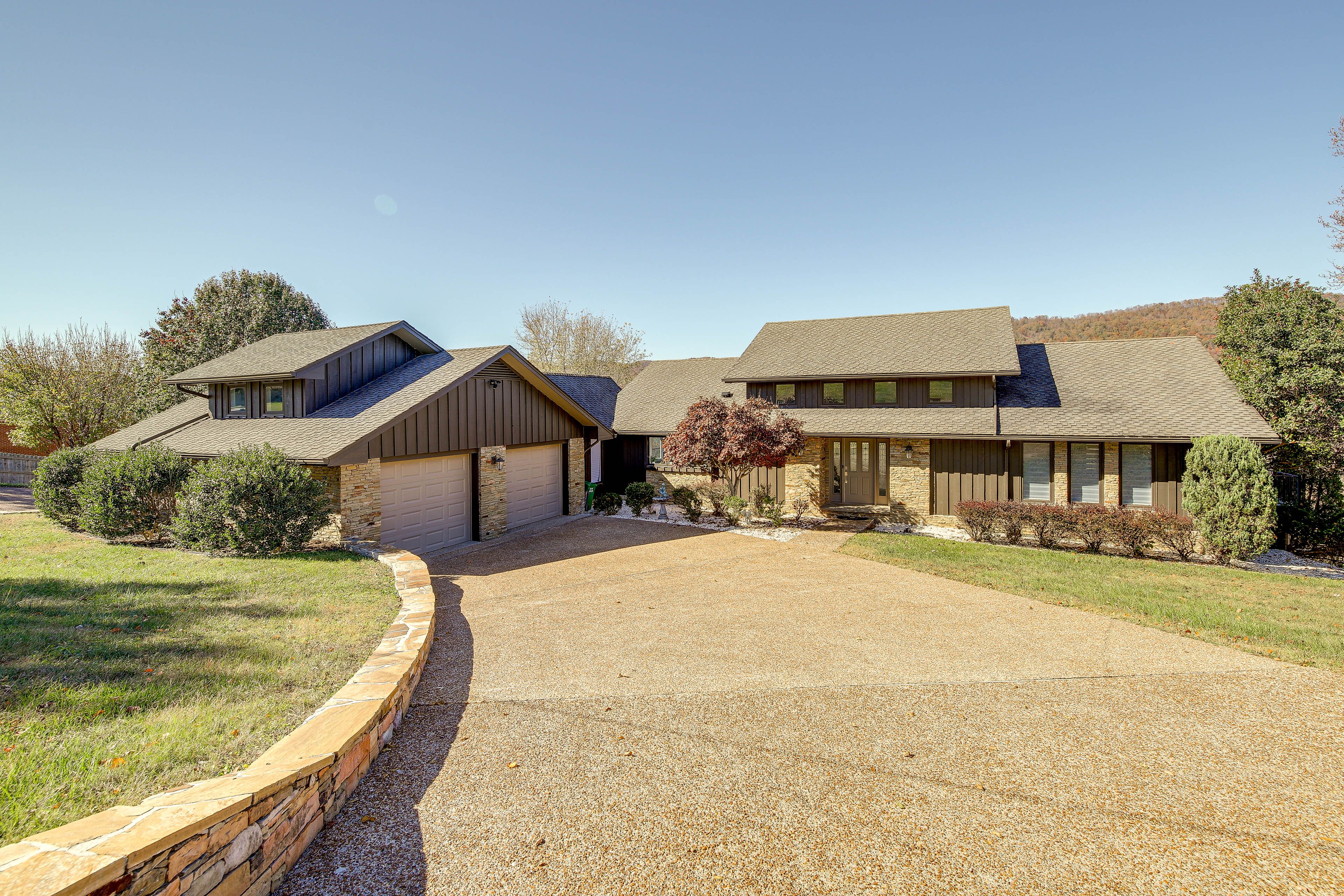 LaFollette Vacation Rental | 4BR | 3.5BA | Steps Required | 3,428 Sq Ft