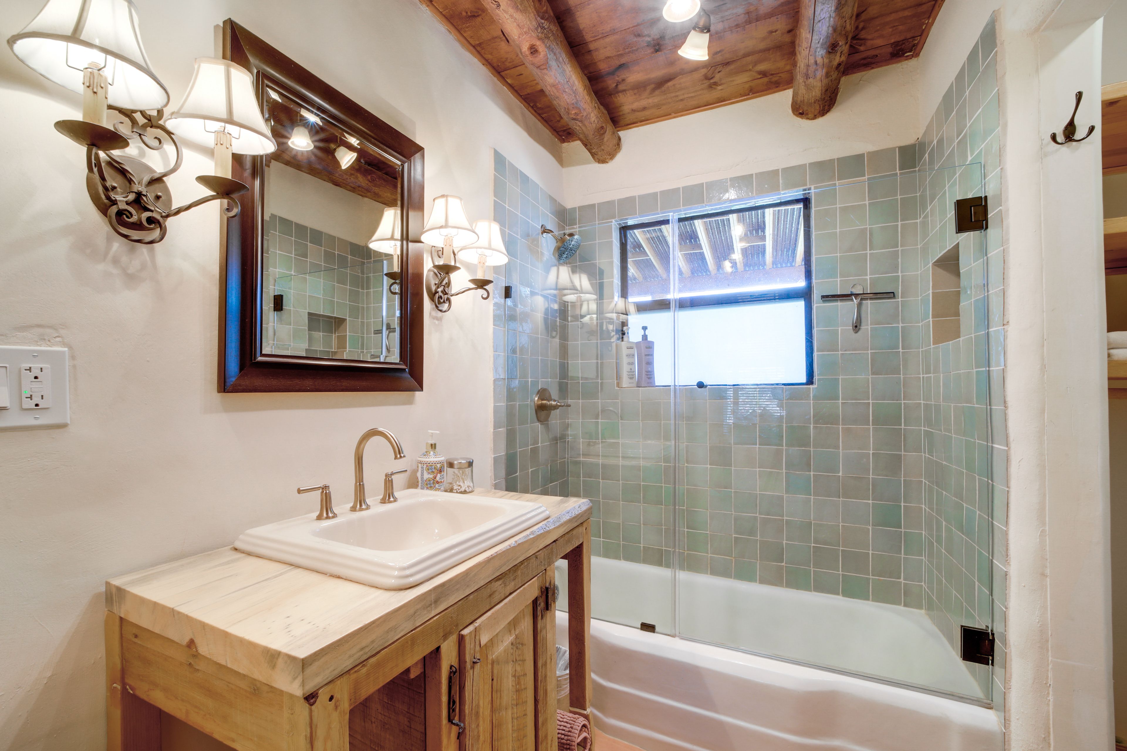 Full Bathroom | Towels Provided | Complimentary Toiletries