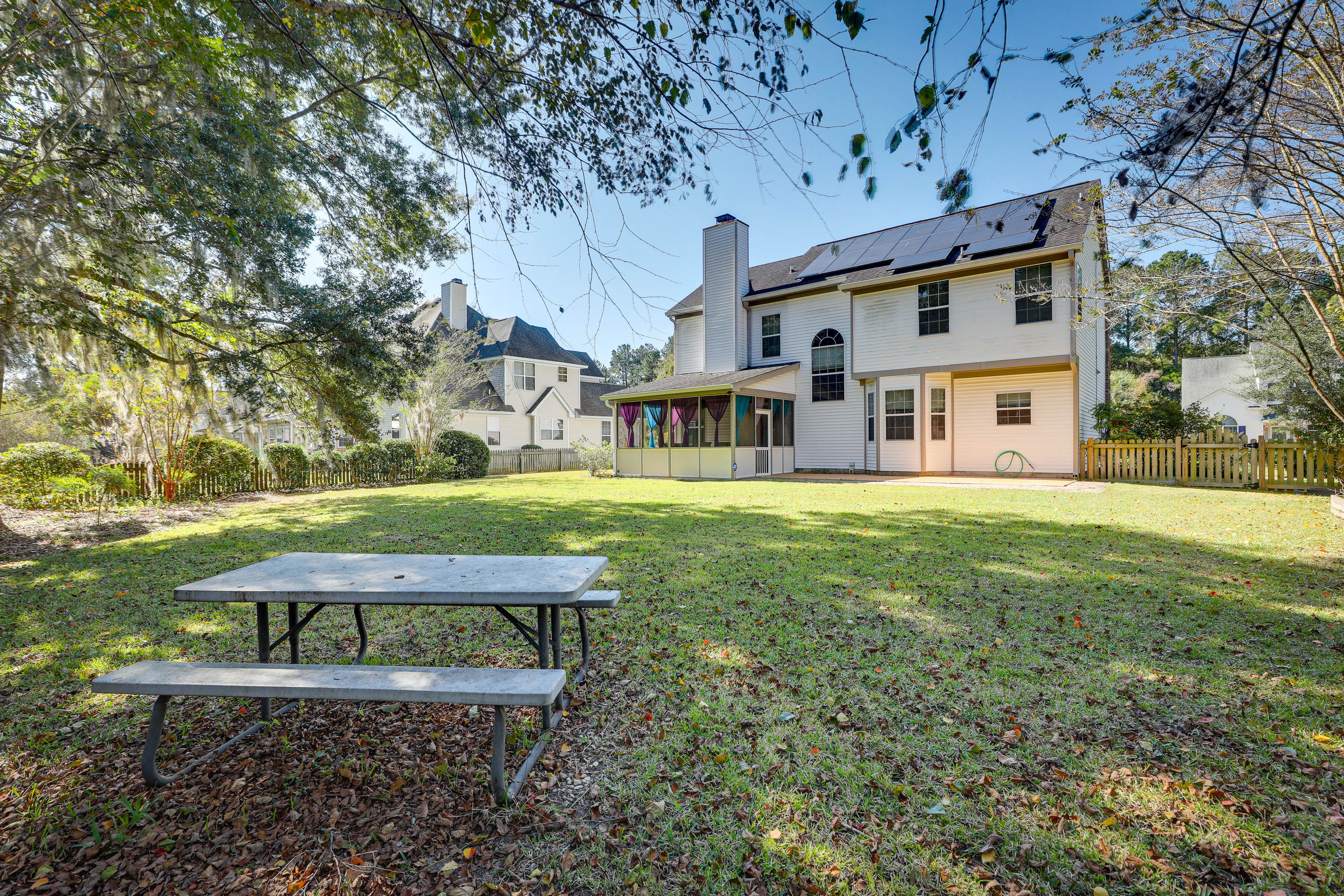 Private Backyard Area | Screened Patio | Free WiFi