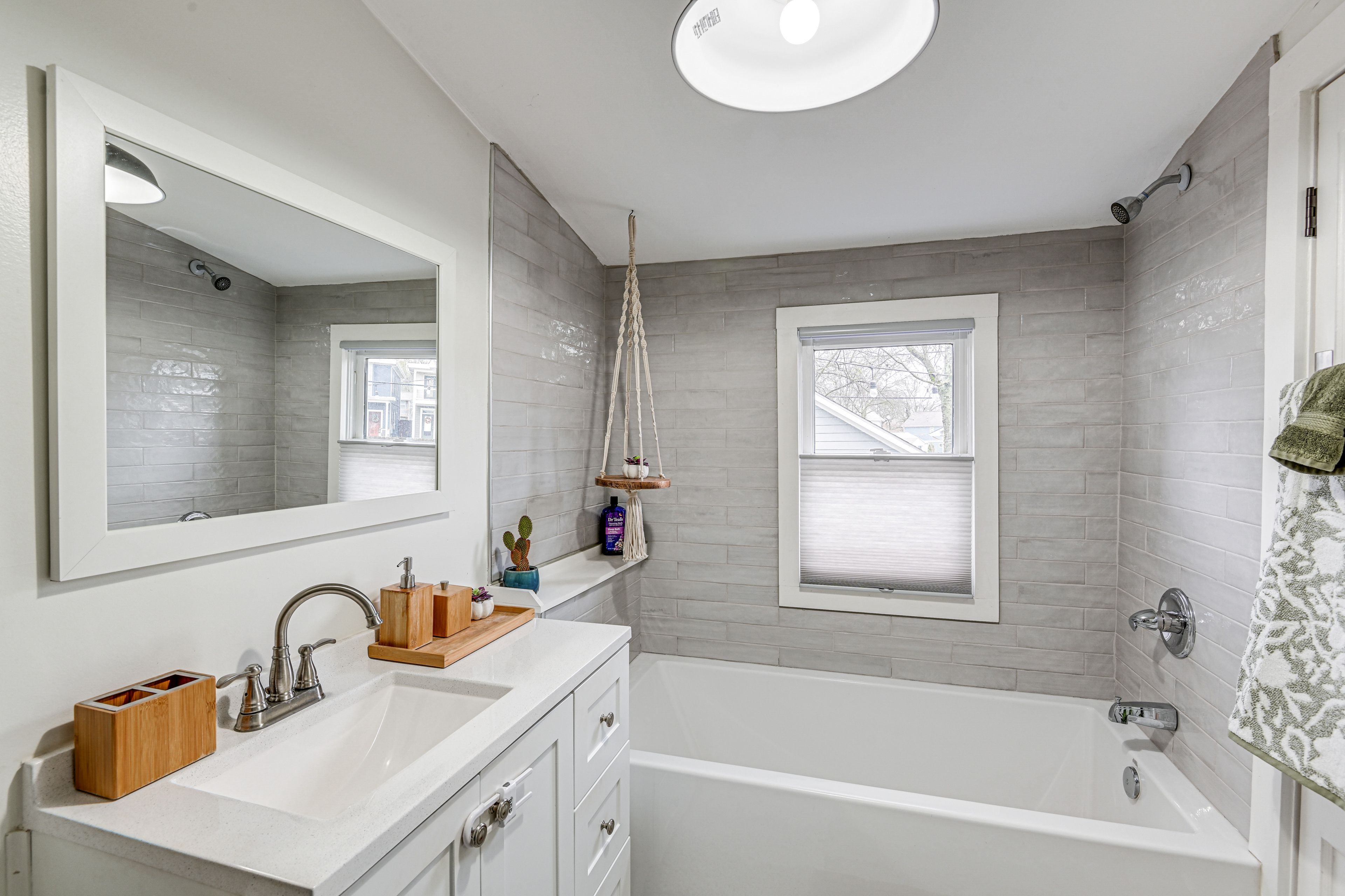 Full Bathroom | Soaking Tub