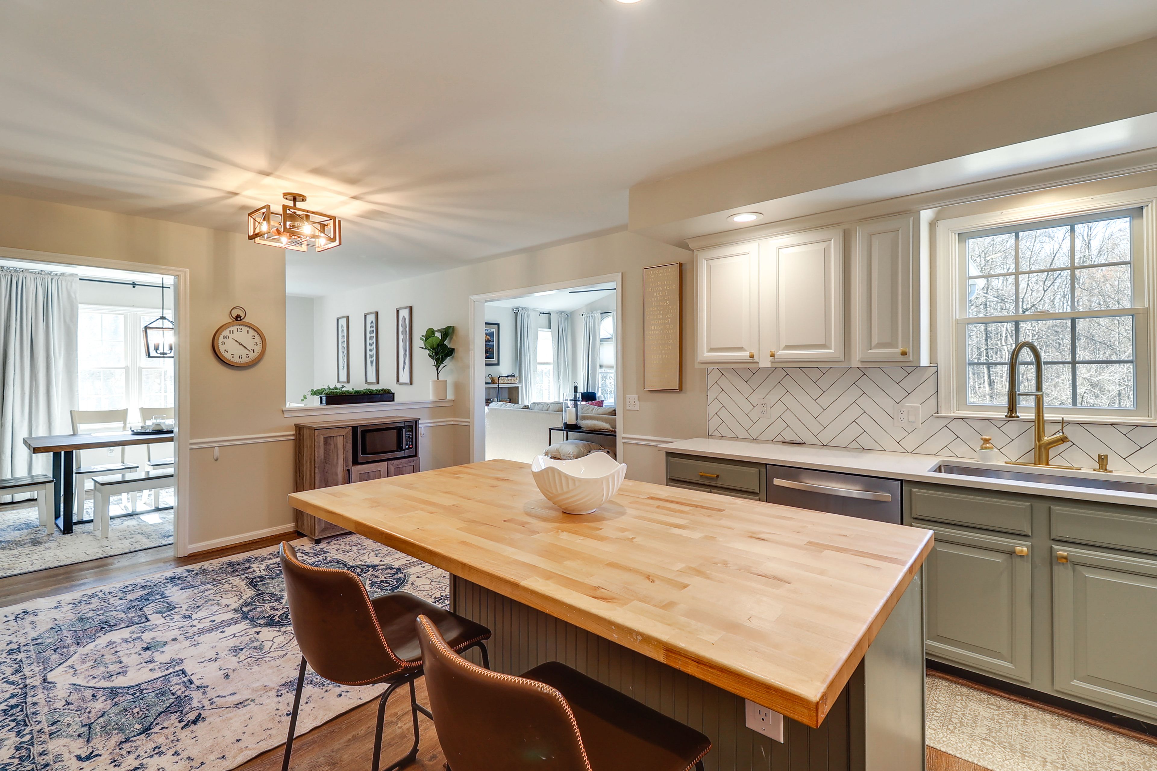 Kitchen | High Chair | Trash Bags/Paper Towels | Main Level