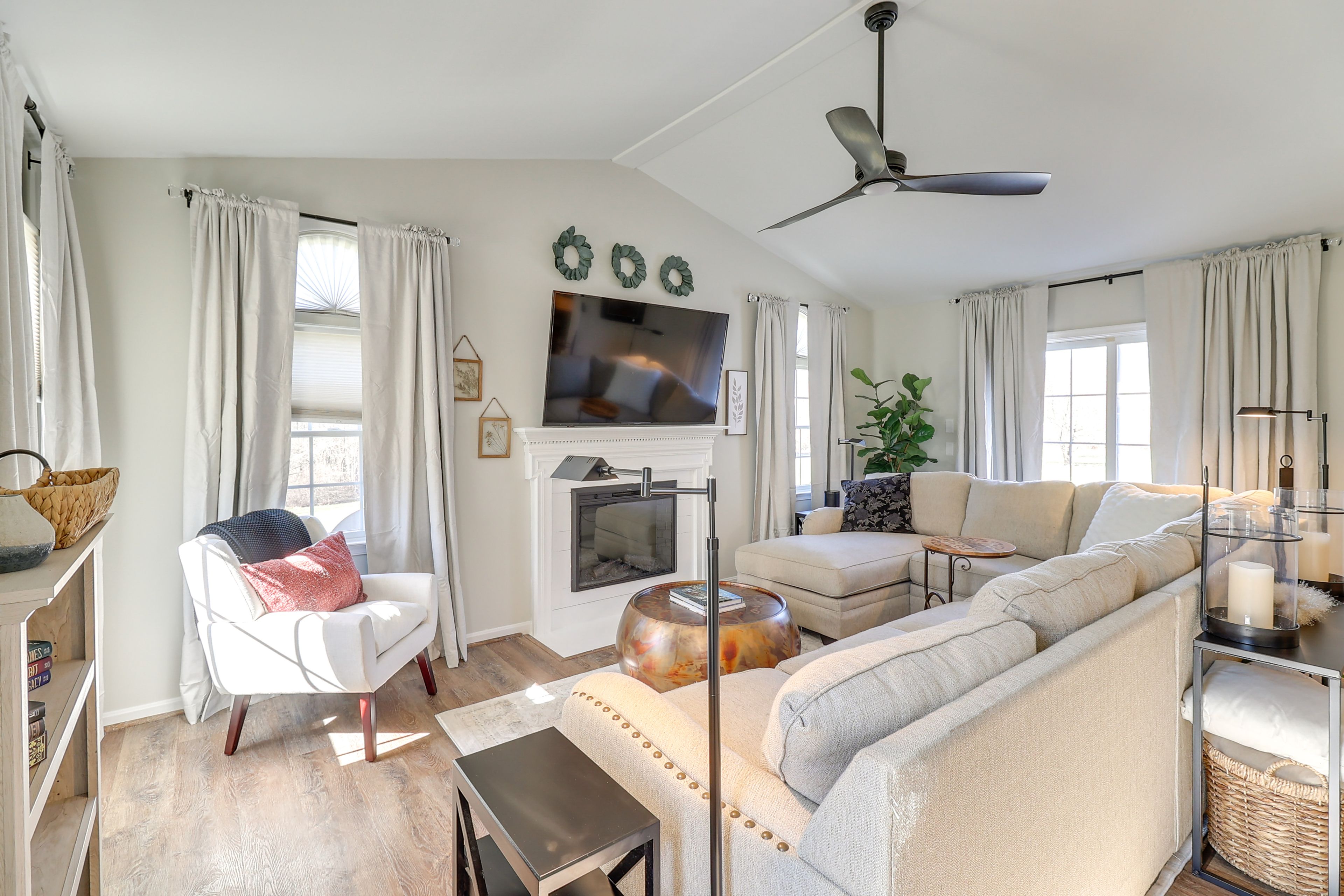 Living Room | Free WiFi | Central Heating & A/C | Smart TV | Main Level