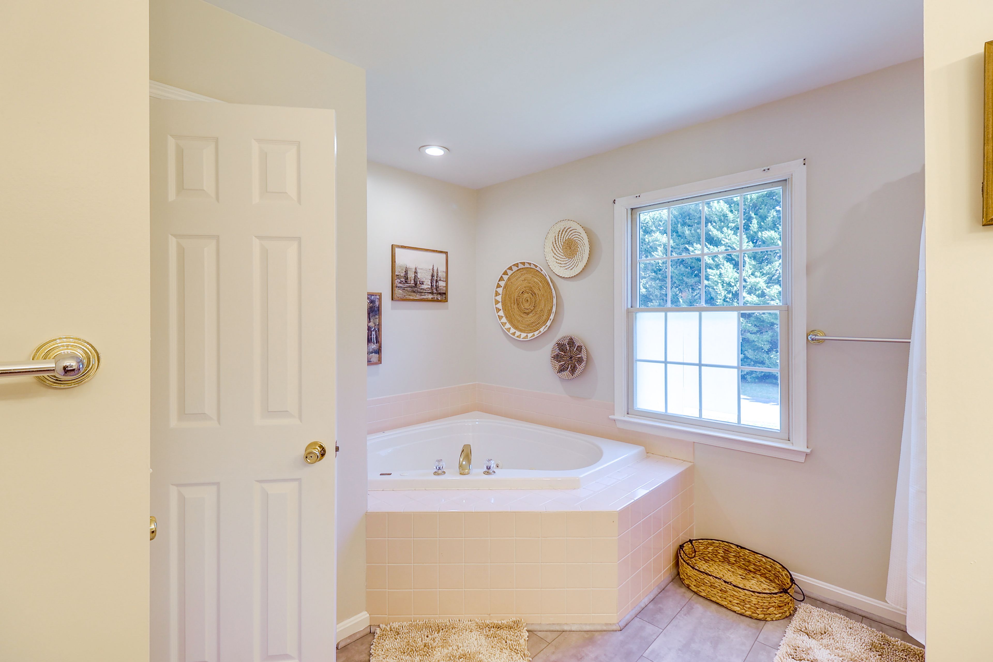 Bathroom | Complimentary Toiletries | Towels Provided | Upper Level