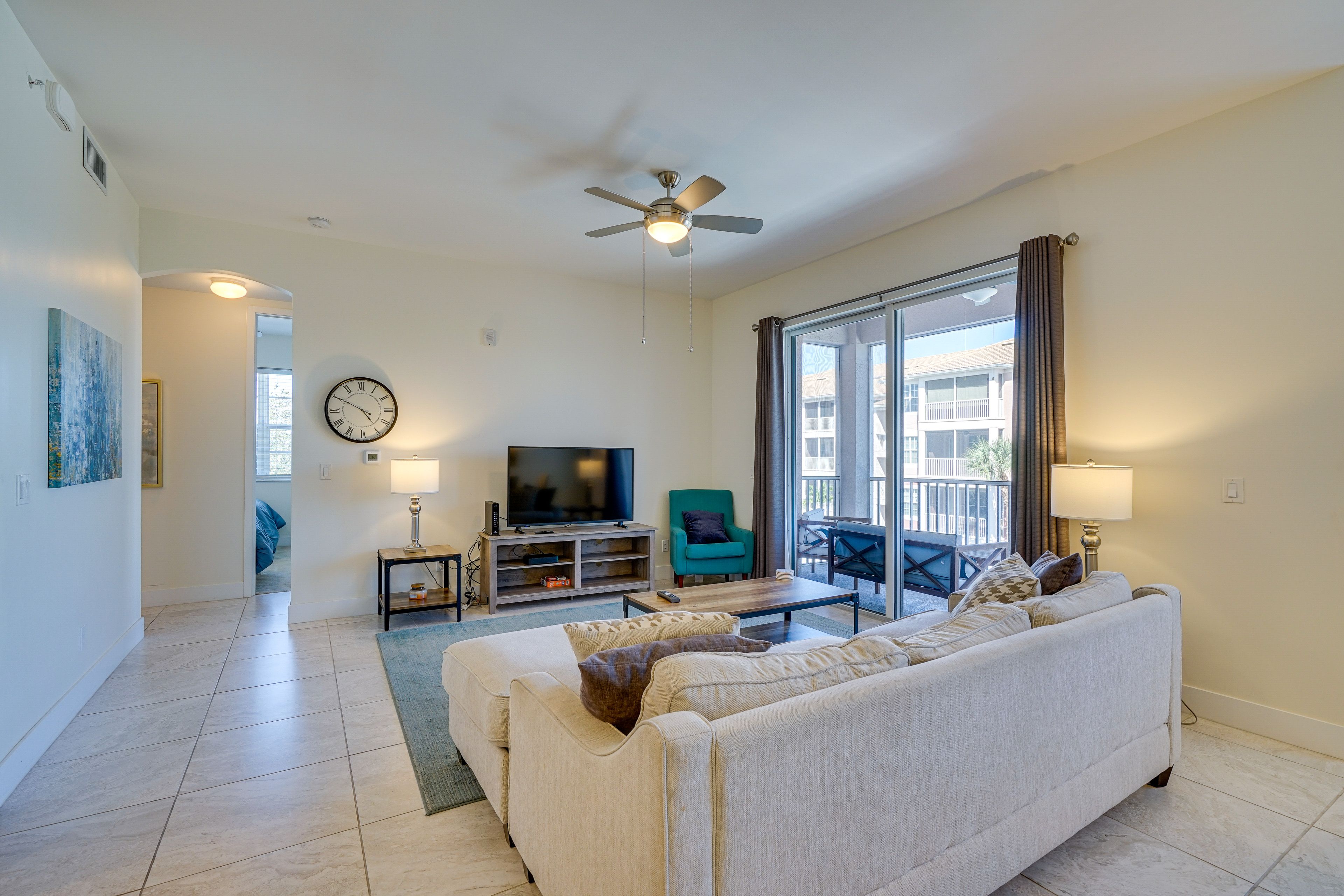 Living Room | Free WiFi | Smart TV | Central A/C & Heat