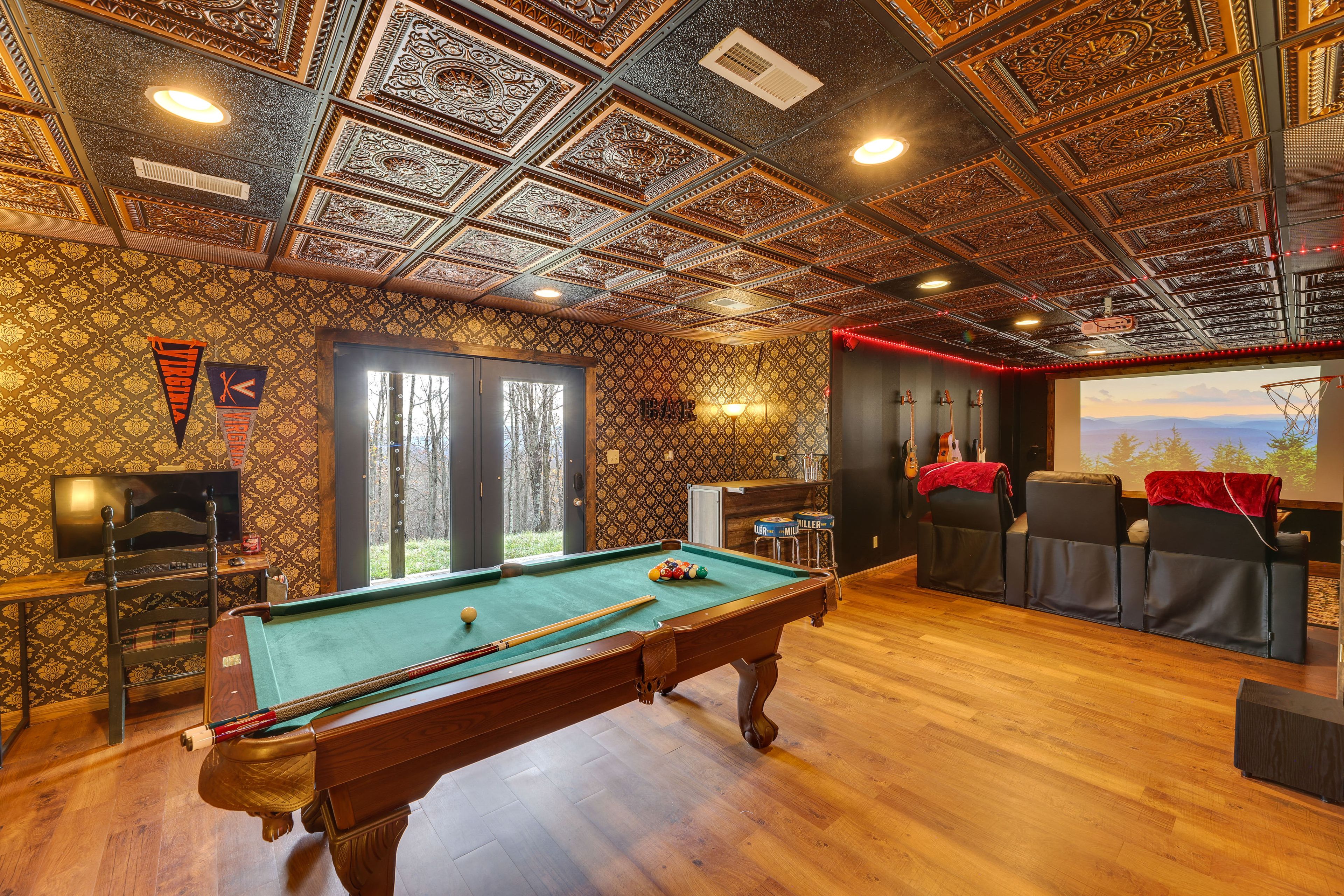 Entertainment Room | Work-Friendly Desk | 2 Full Futons