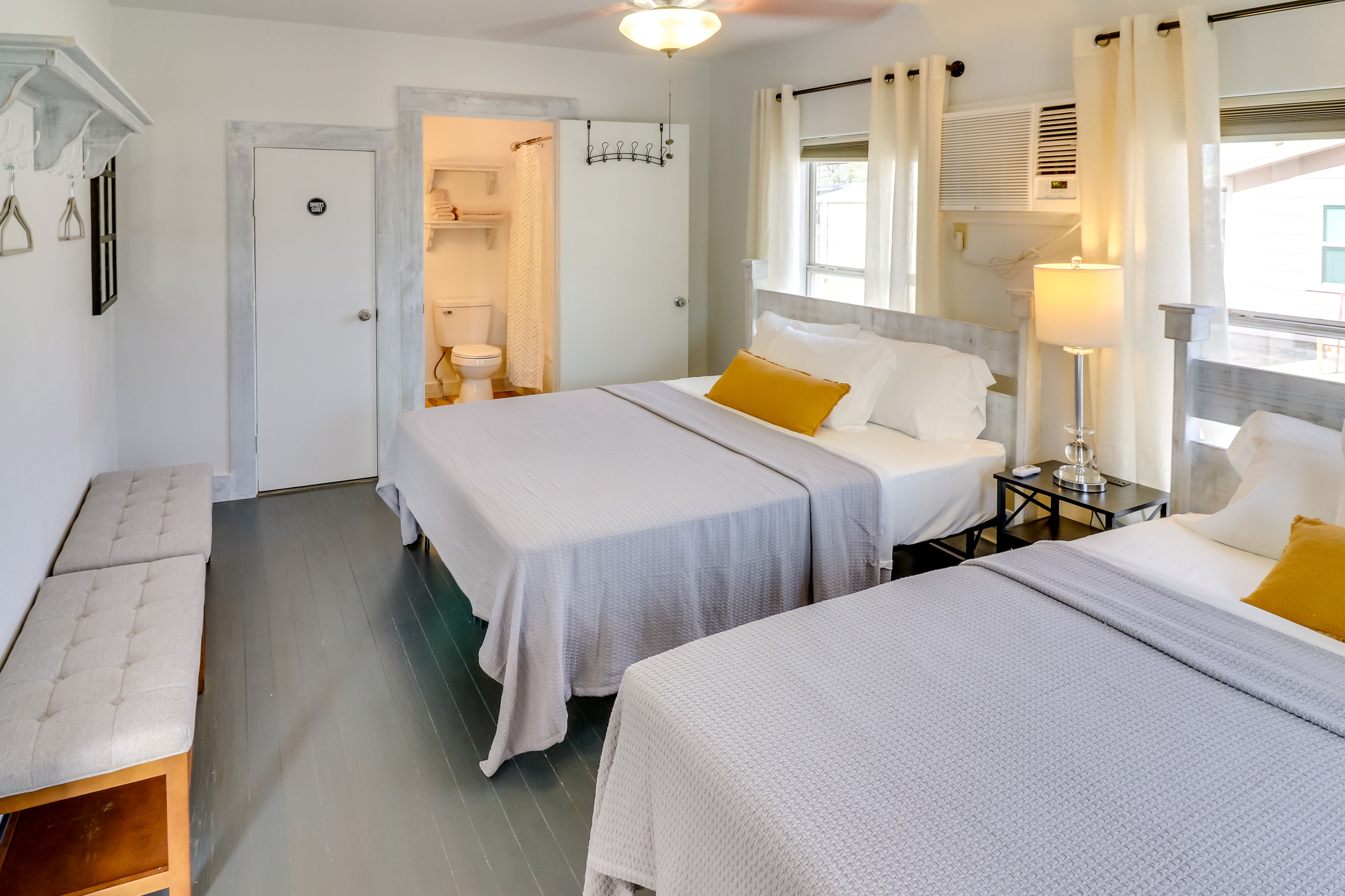 Bedroom | 2 Queen Beds
