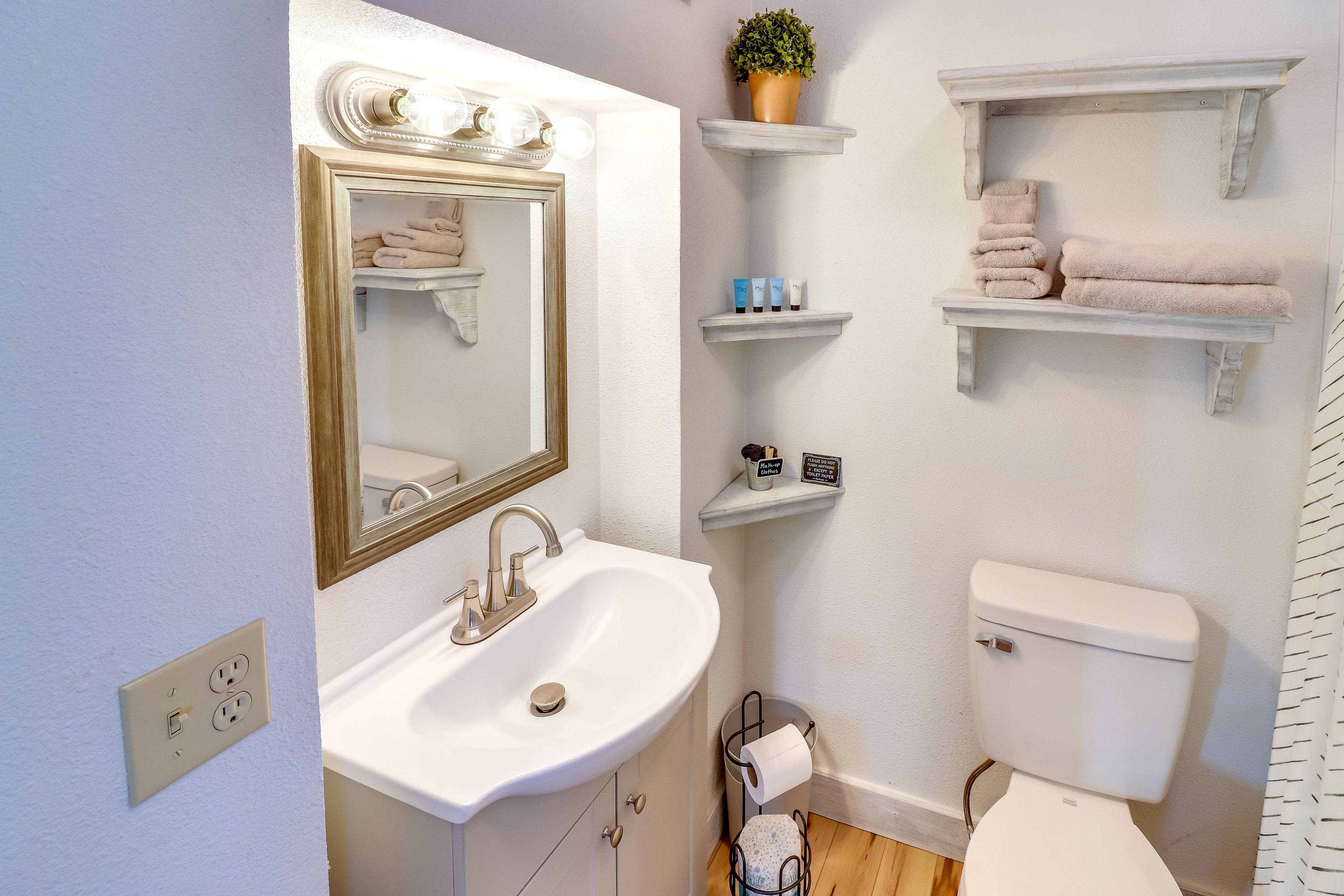 Full Bathroom | Towels Provided