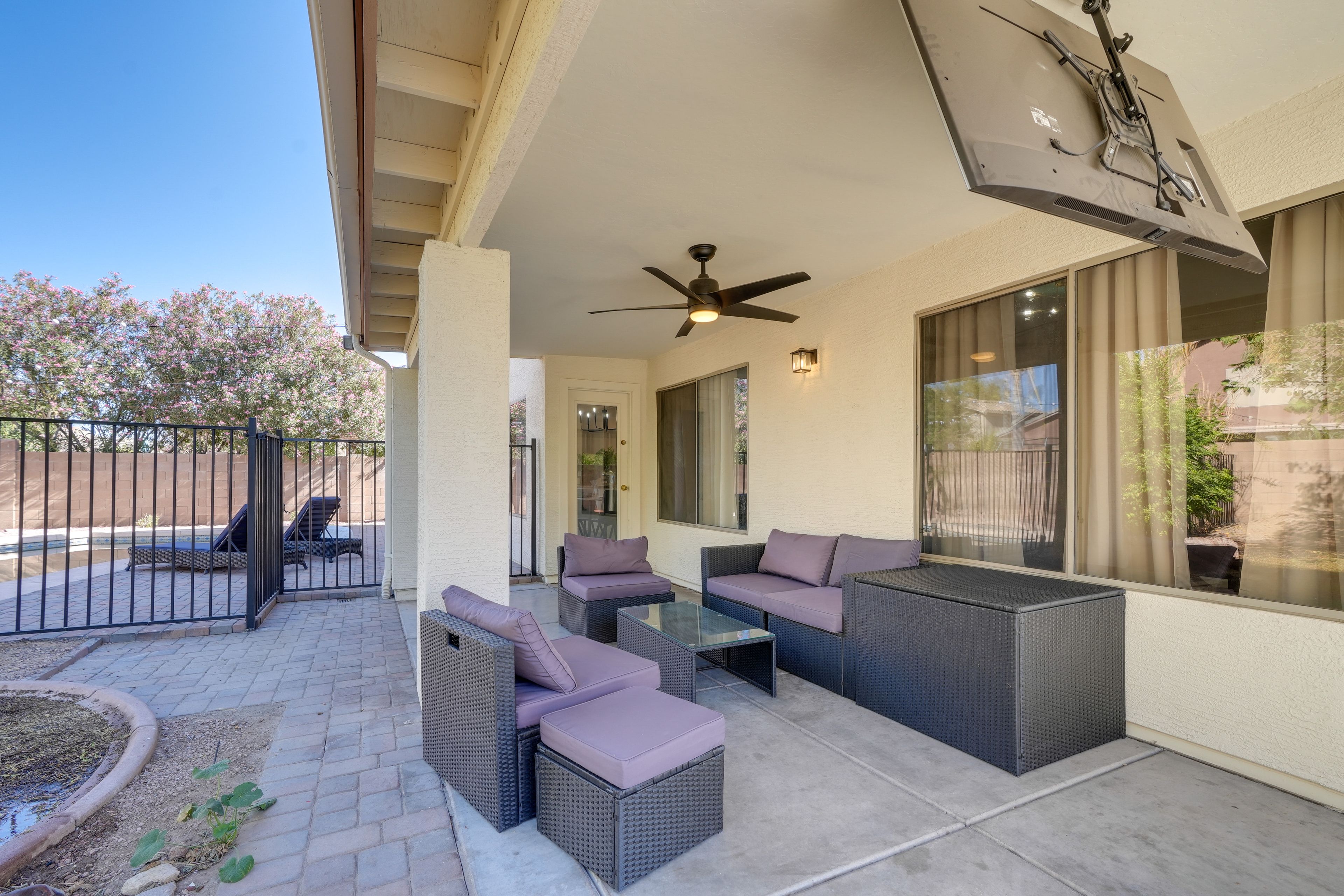 Covered Patio | Smart TV