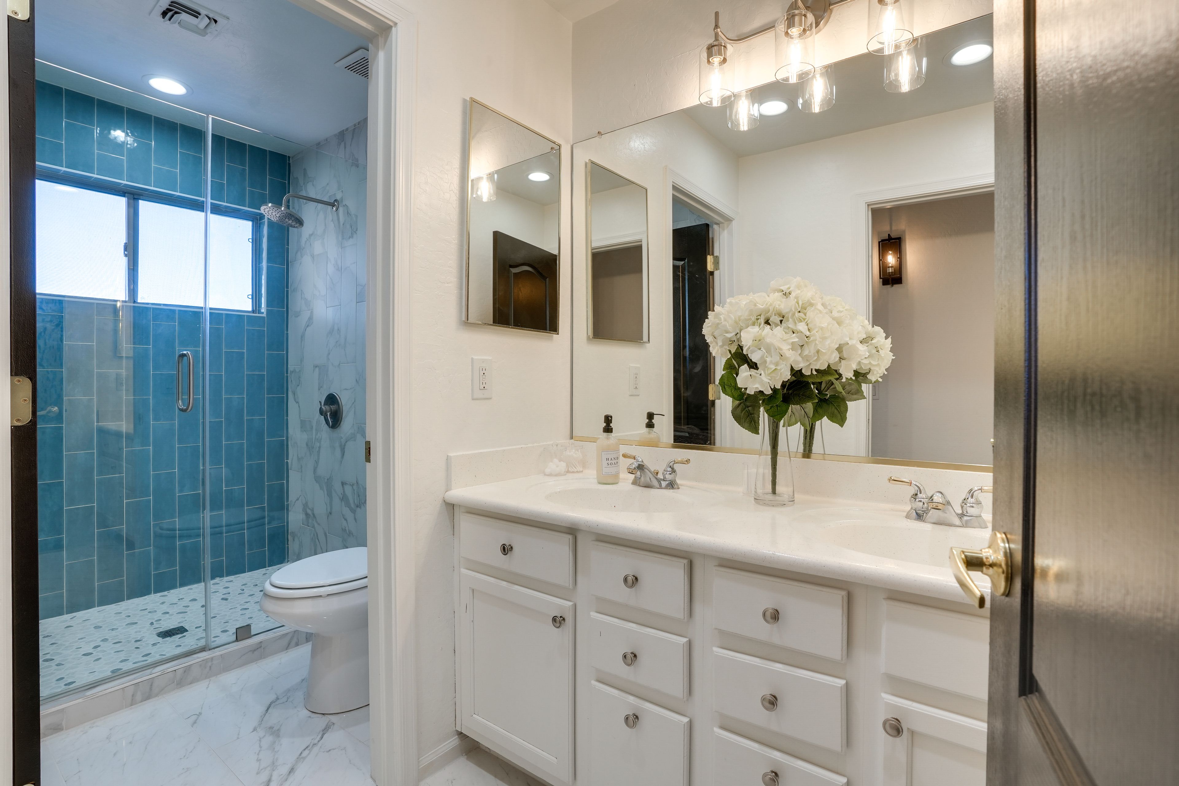 Full Bathroom | 2nd Floor | Complimentary Toiletries | Hair Dryer