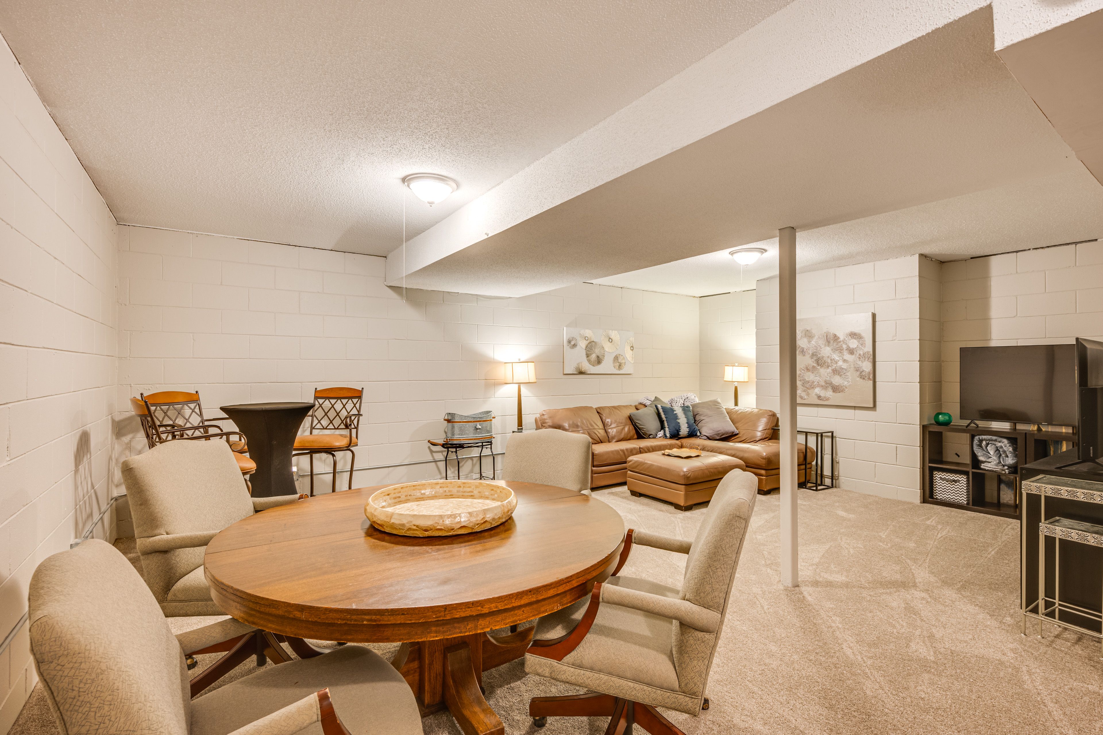 Rec Room | Basement | Smart TV | Poker Table