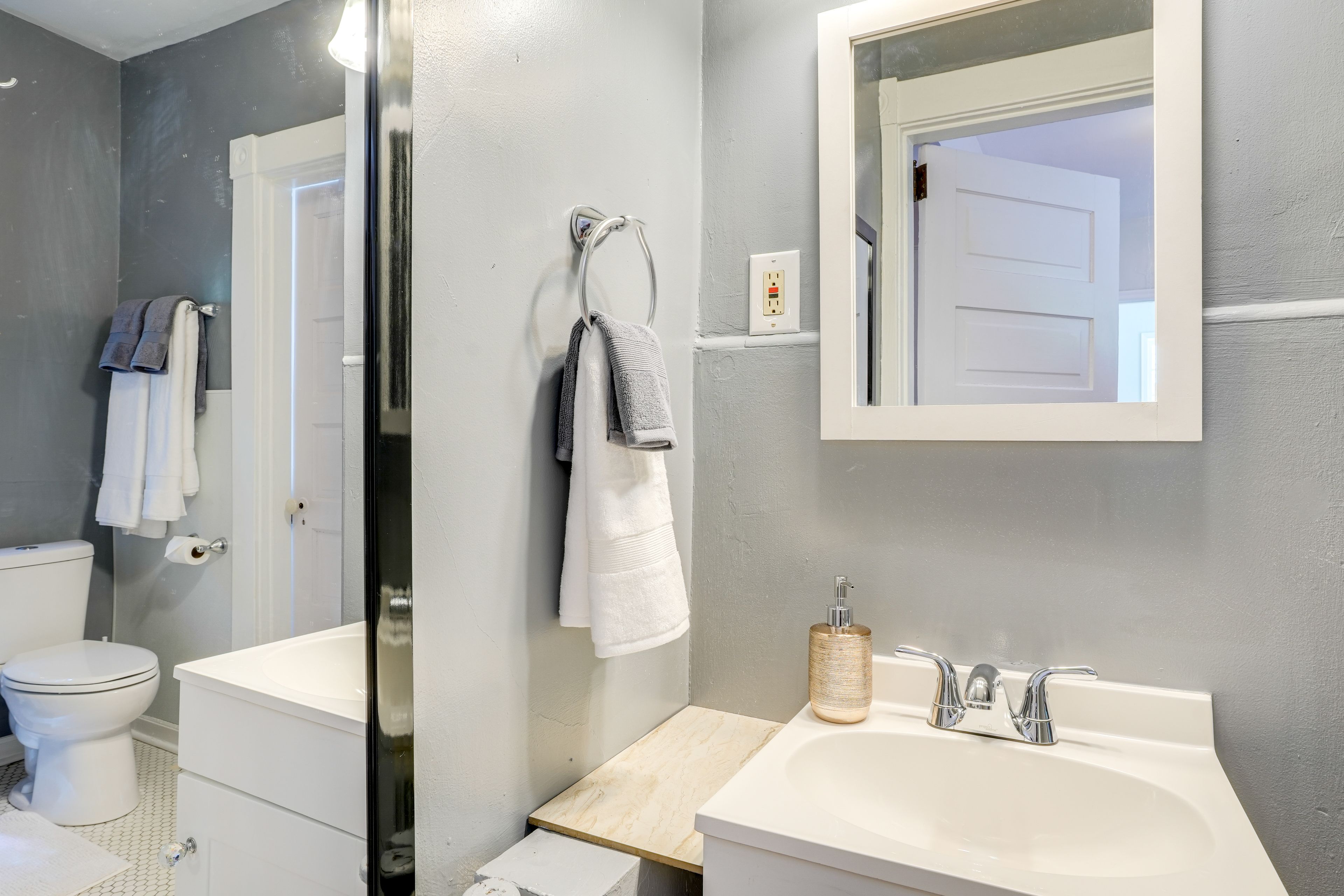 Full Bathroom | Towels Provided