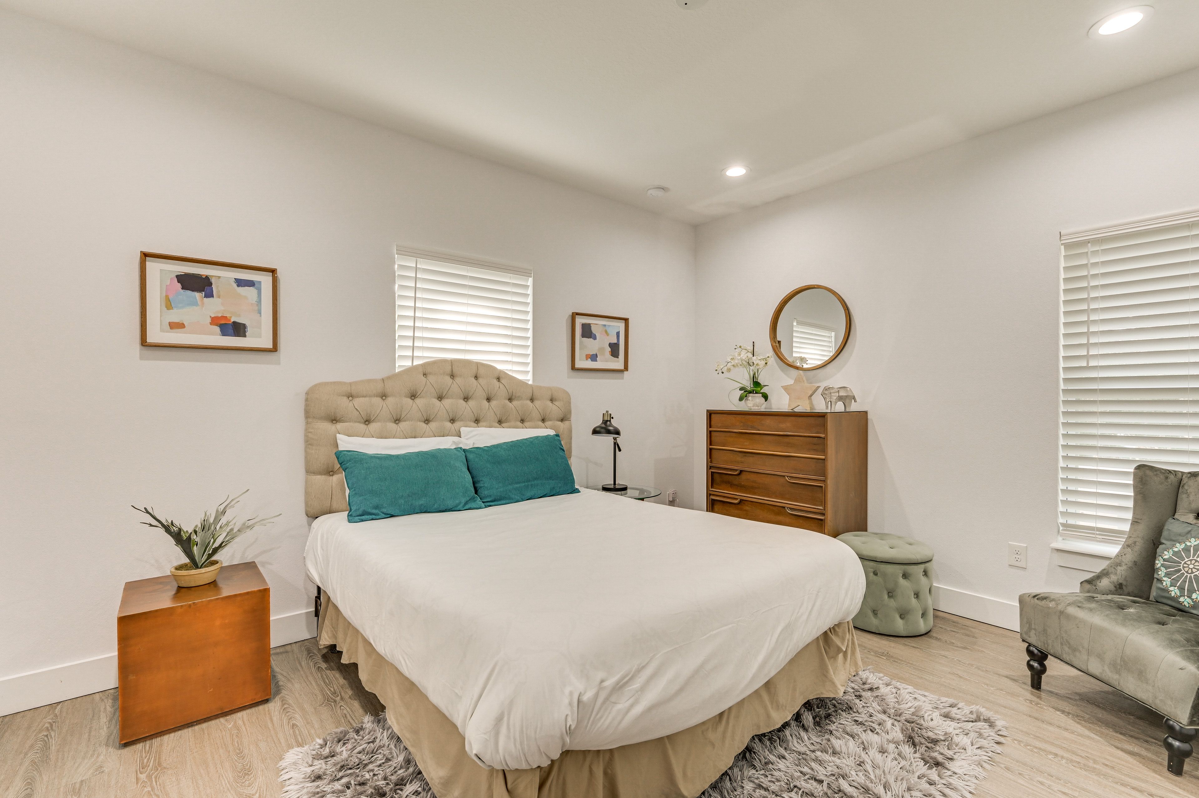 Bedroom 2 | Queen Bed | En-Suite Jack-and-Jill Bathroom