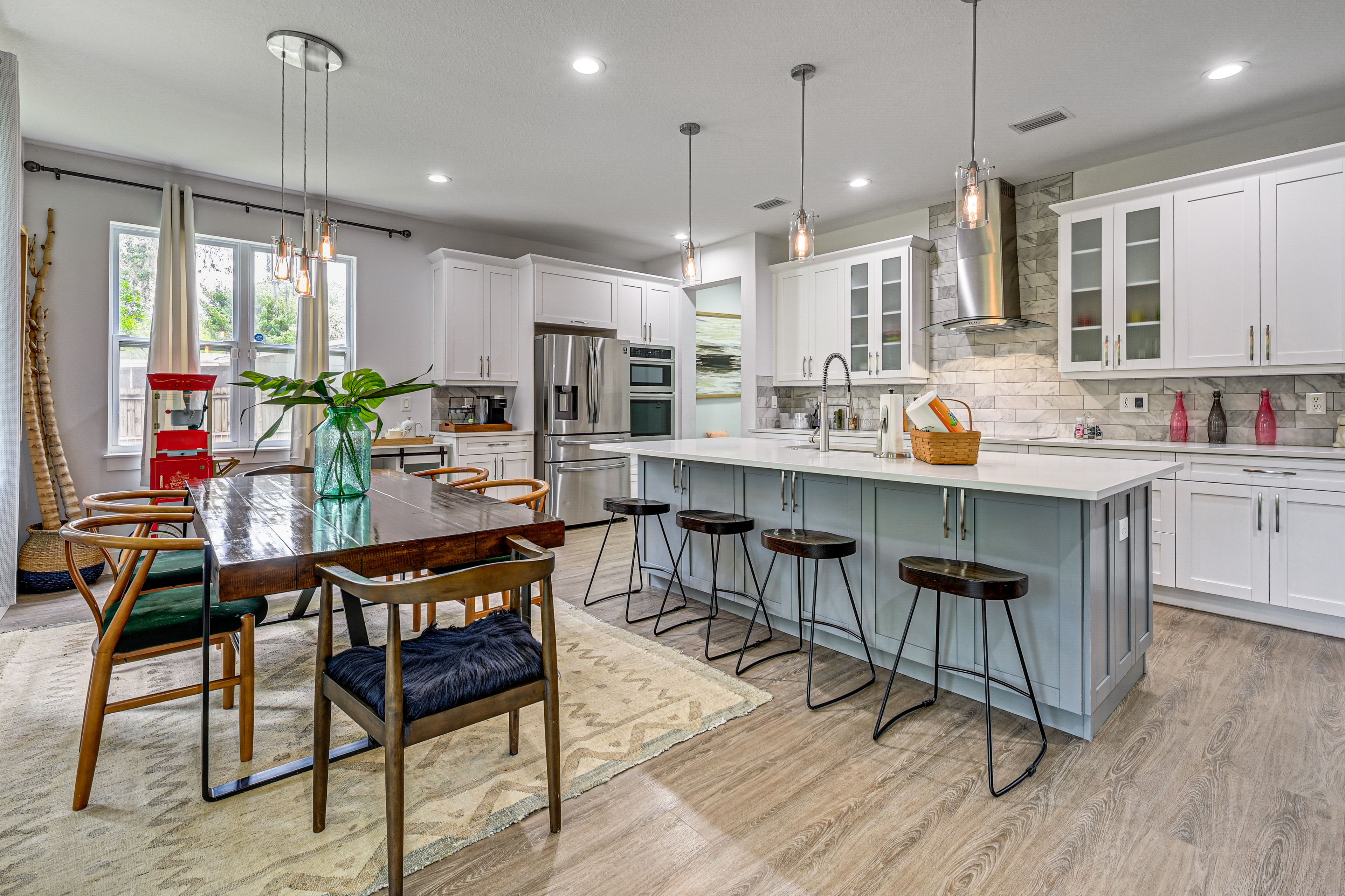 Dining & Kitchen Area