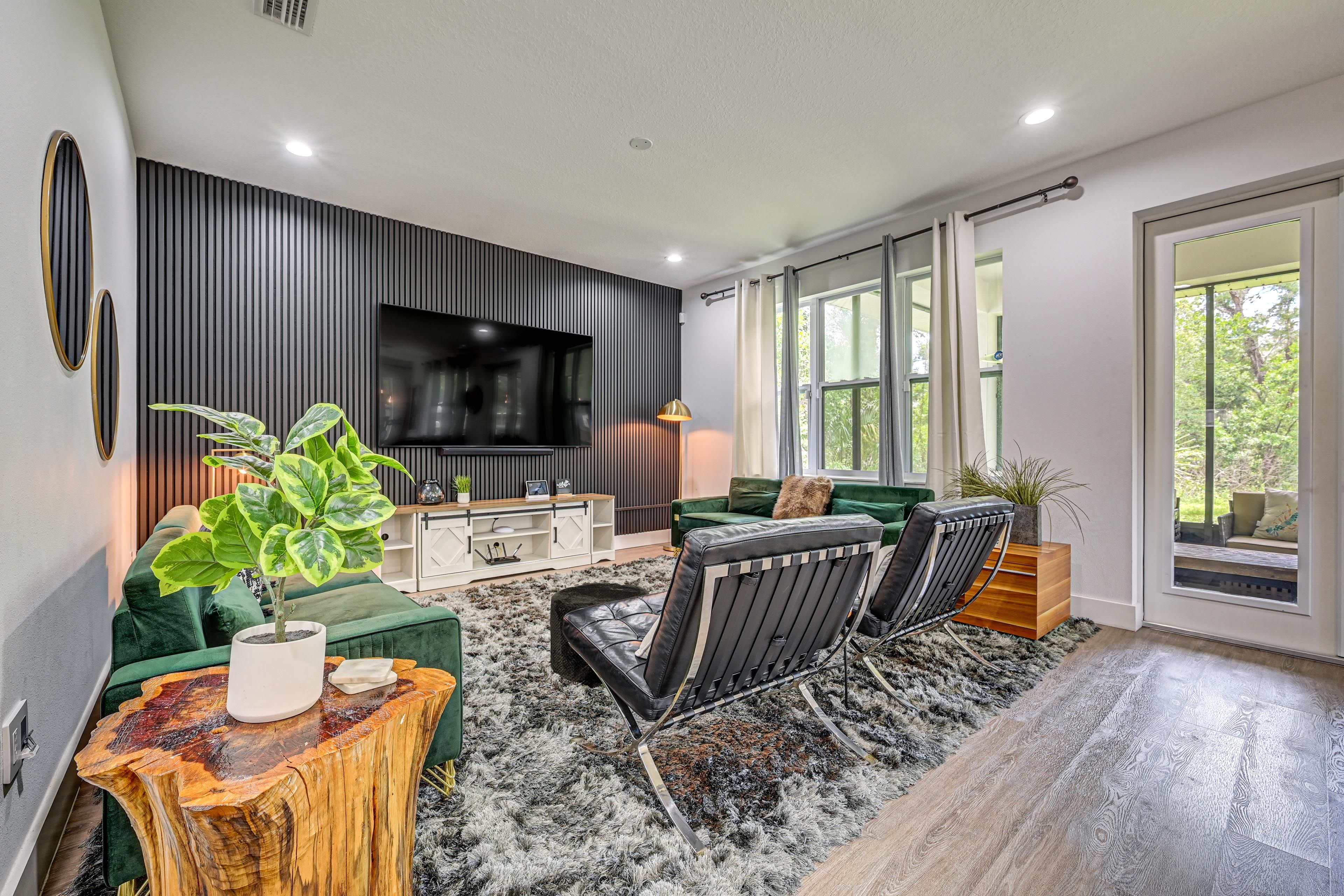 Living Room | Smart TV | Board Games