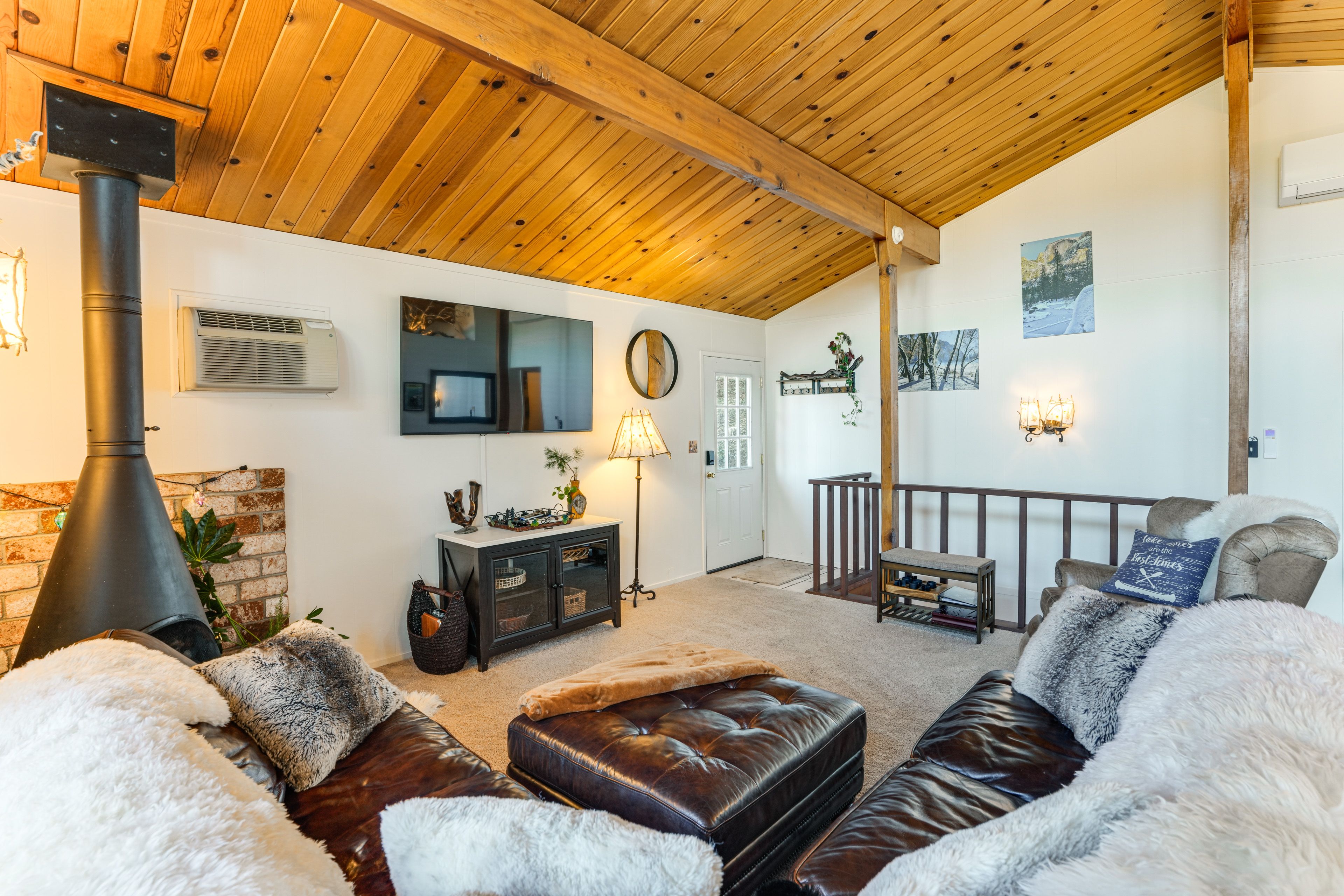 Living Room | 2nd Floor | Smart TV | Free WiFi | Electric Fireplace