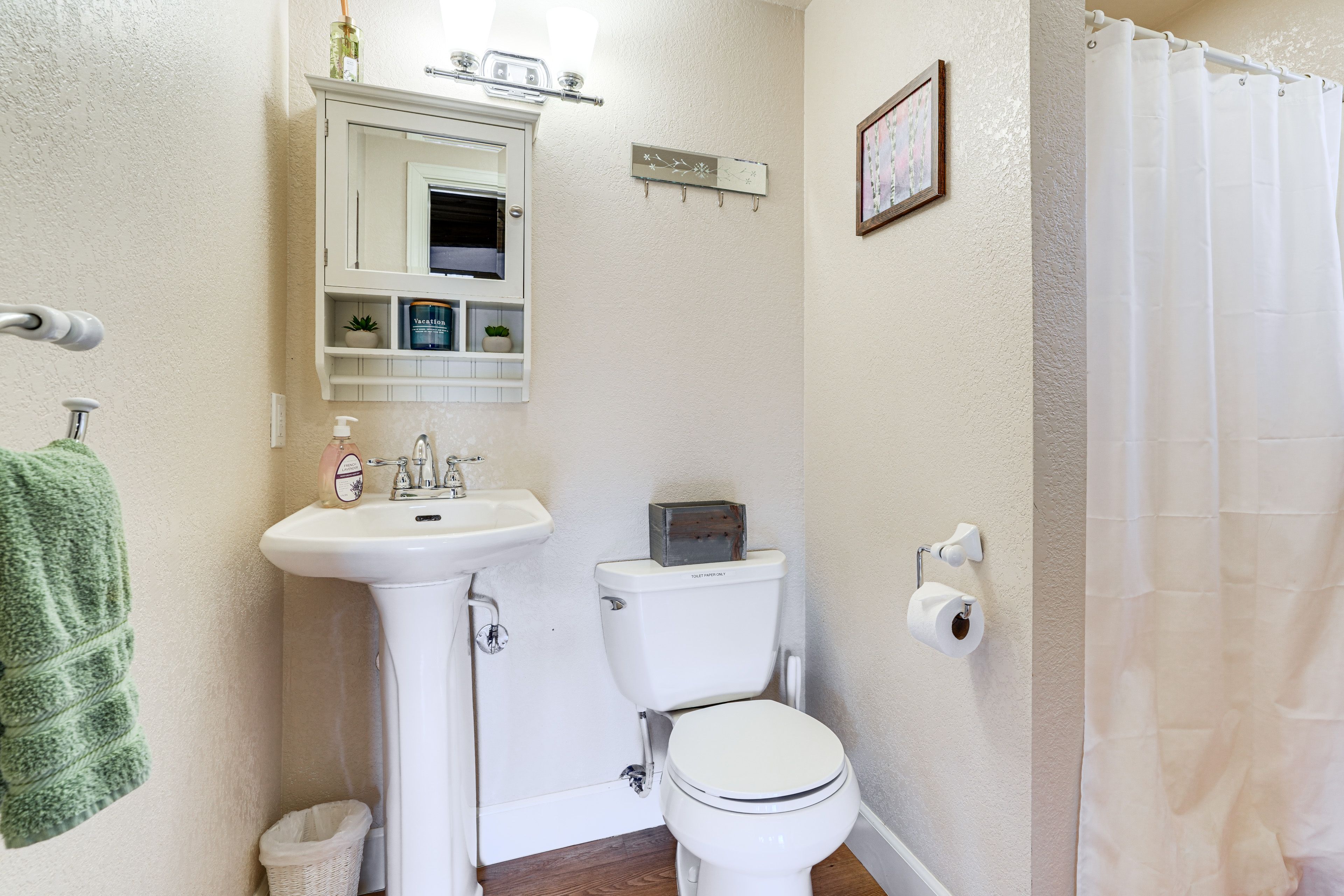 Full Bathroom | 1st Floor | Towels Provided