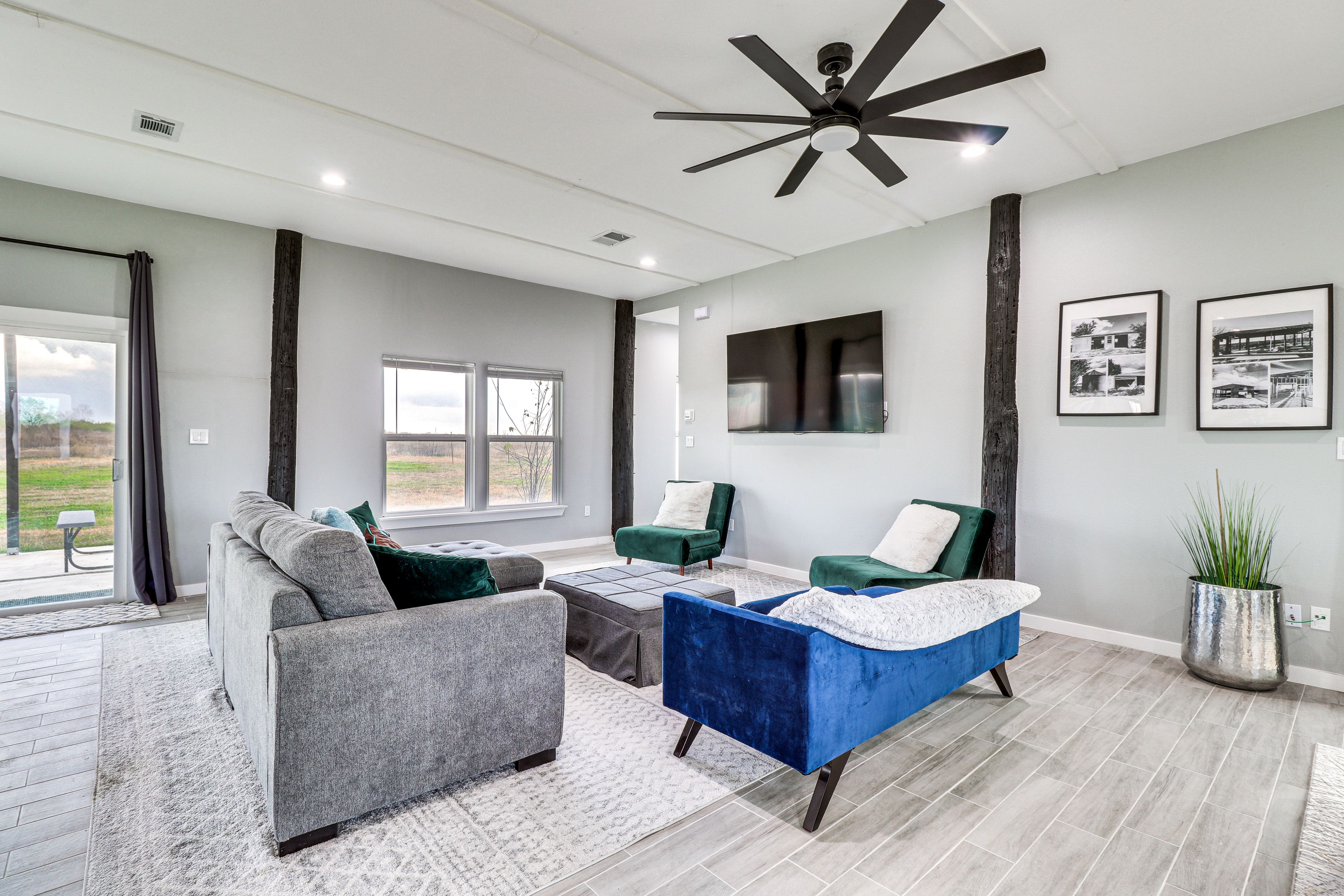 Living Room | Smart TV | Board Games + Books