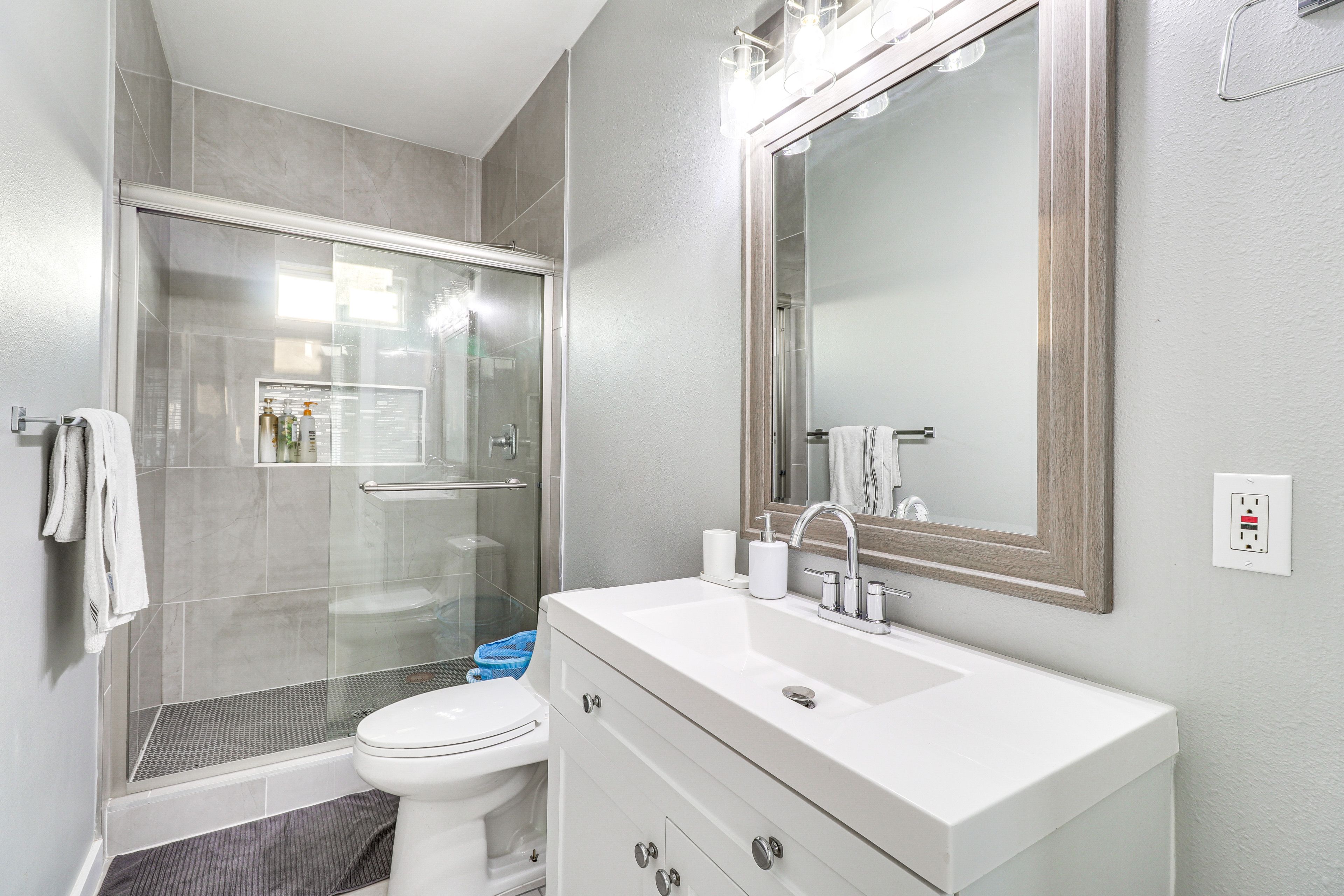 Full Bathroom | Towels Provided