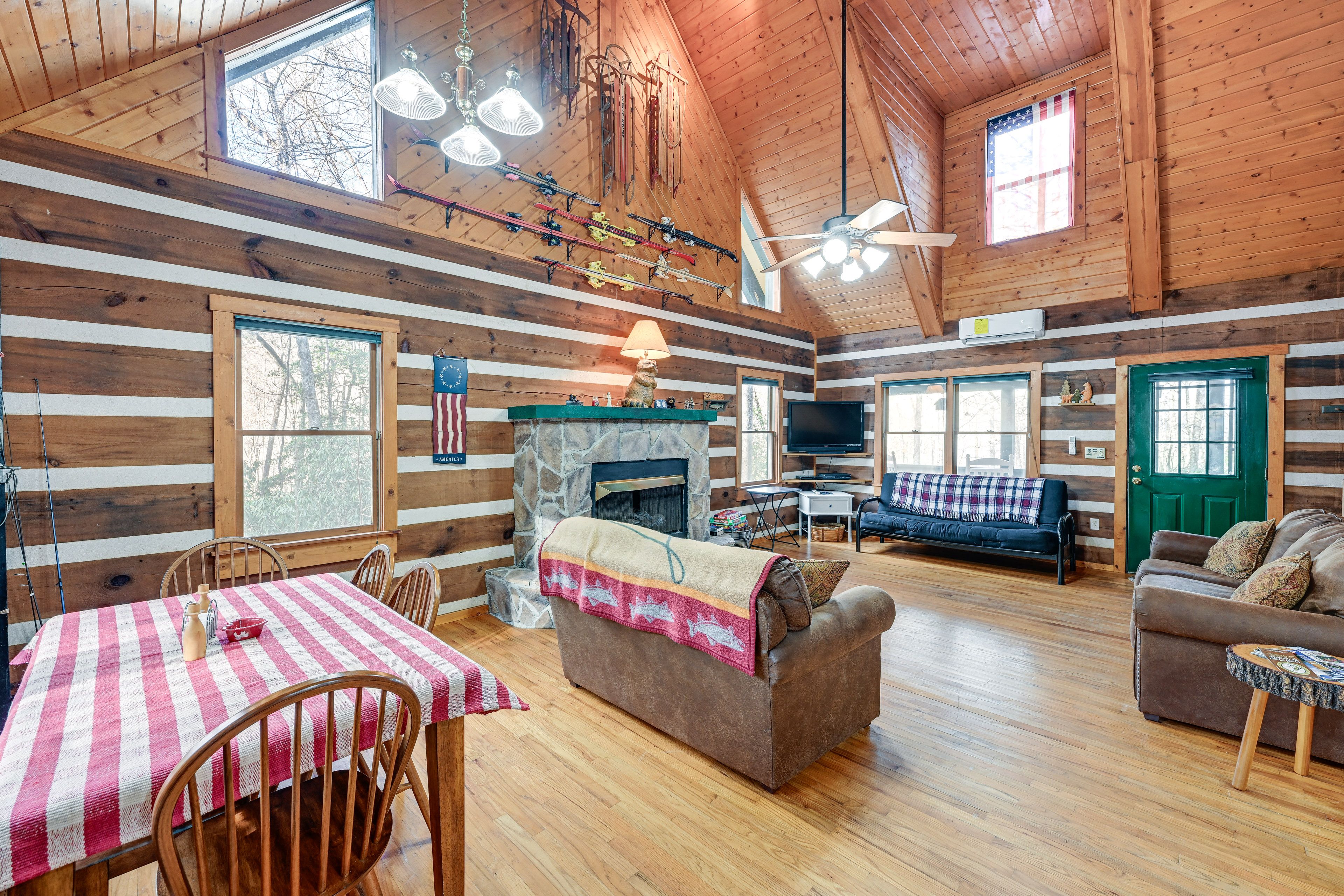 Dining Area | Dishware/Flatware Provided