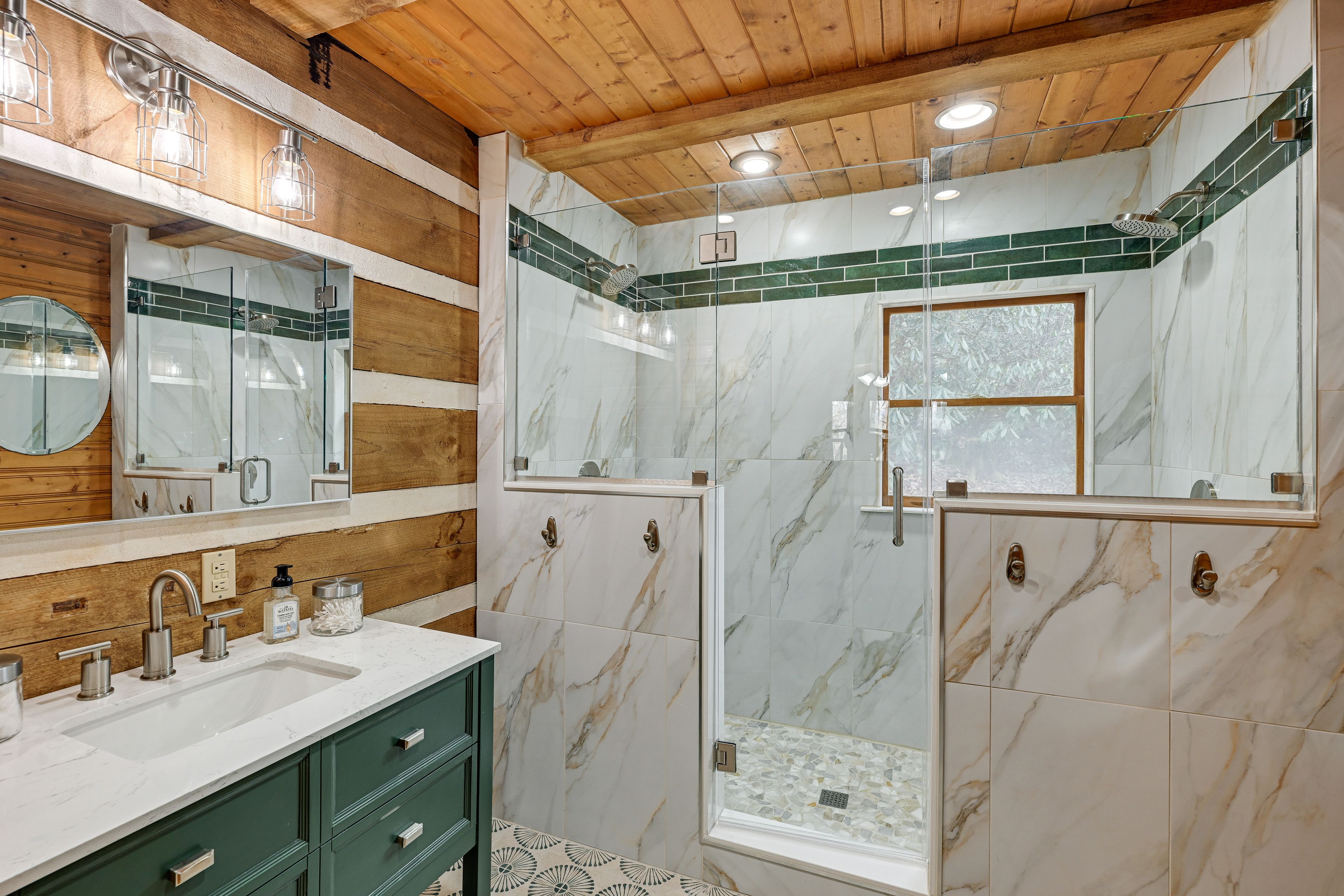 Full Bathroom | Towels Provided | 1st Floor