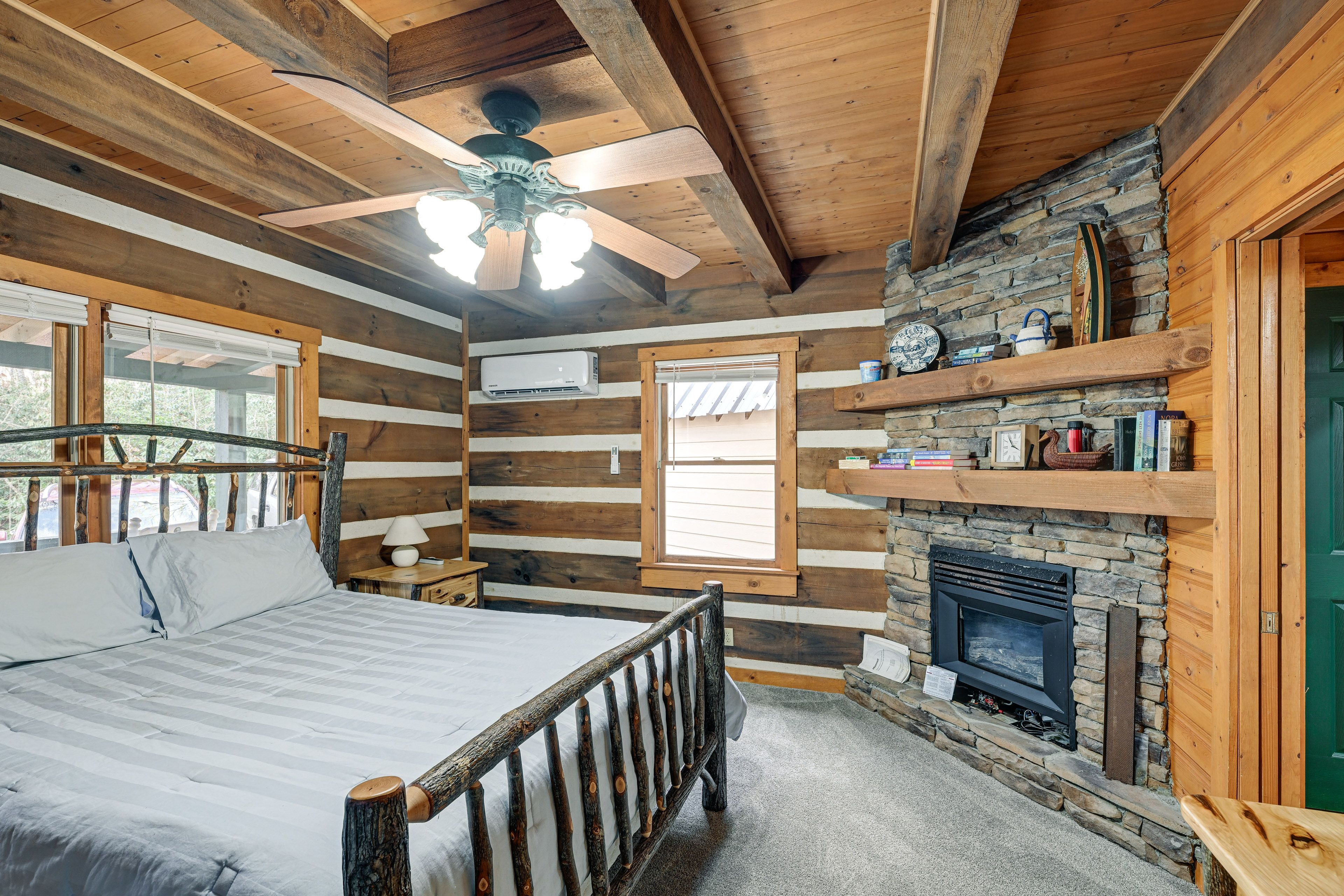 Bedroom | Queen Bed | Fireplace | 1st Floor