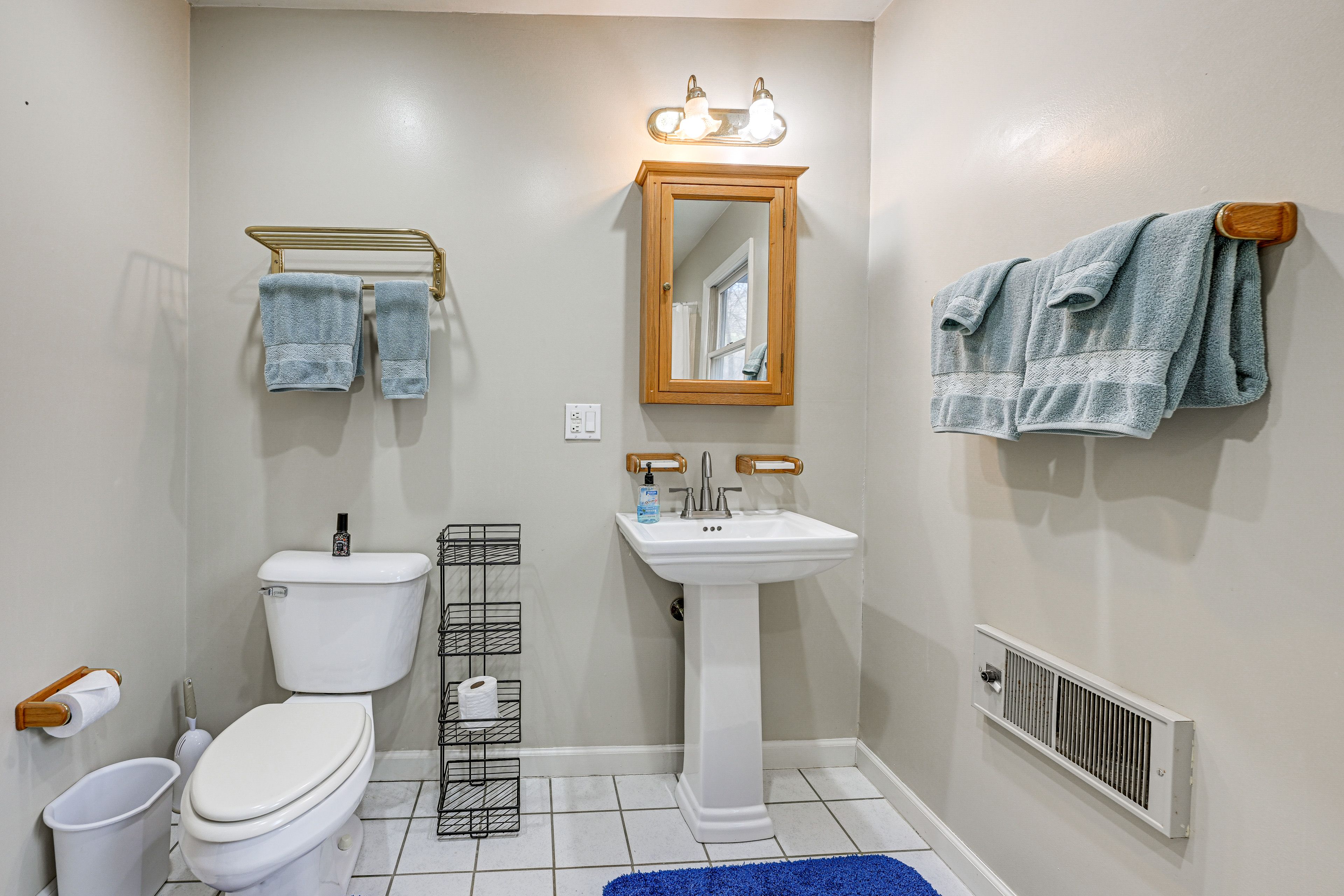 Full Bathroom | Shower/Bathtub | 2nd Floor