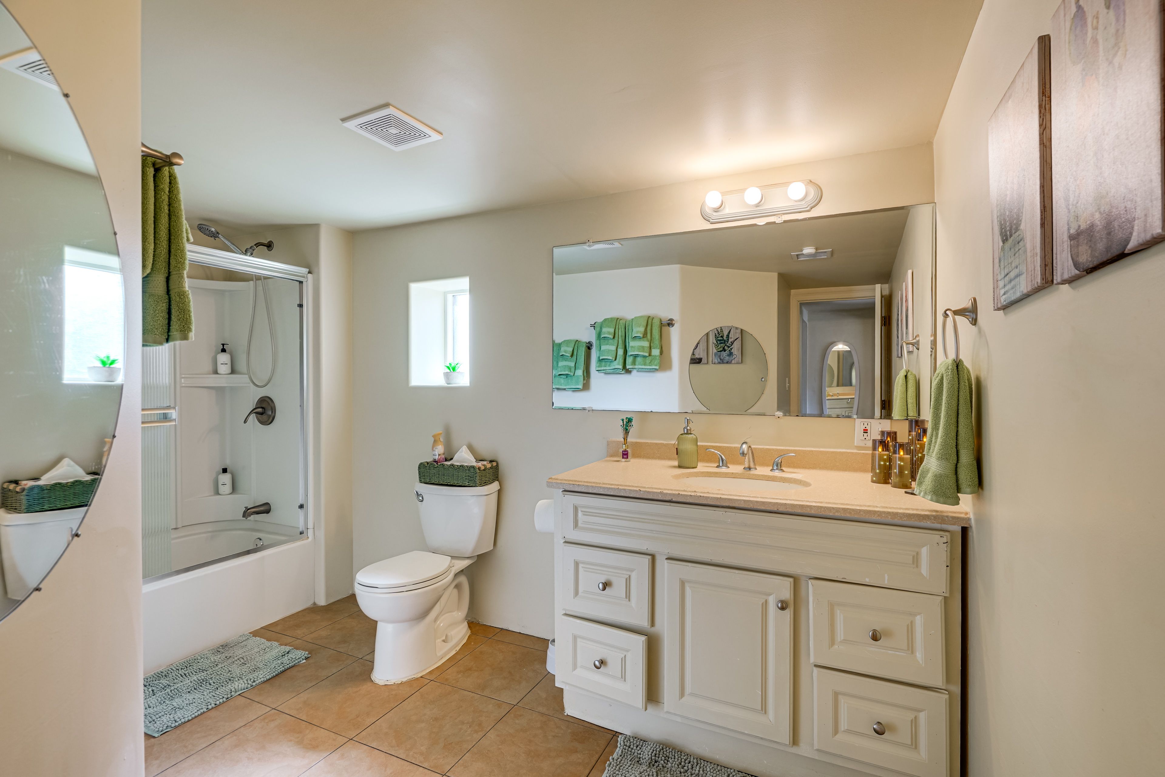 Full Bathroom | Towels Provided | Complimentary Toiletries