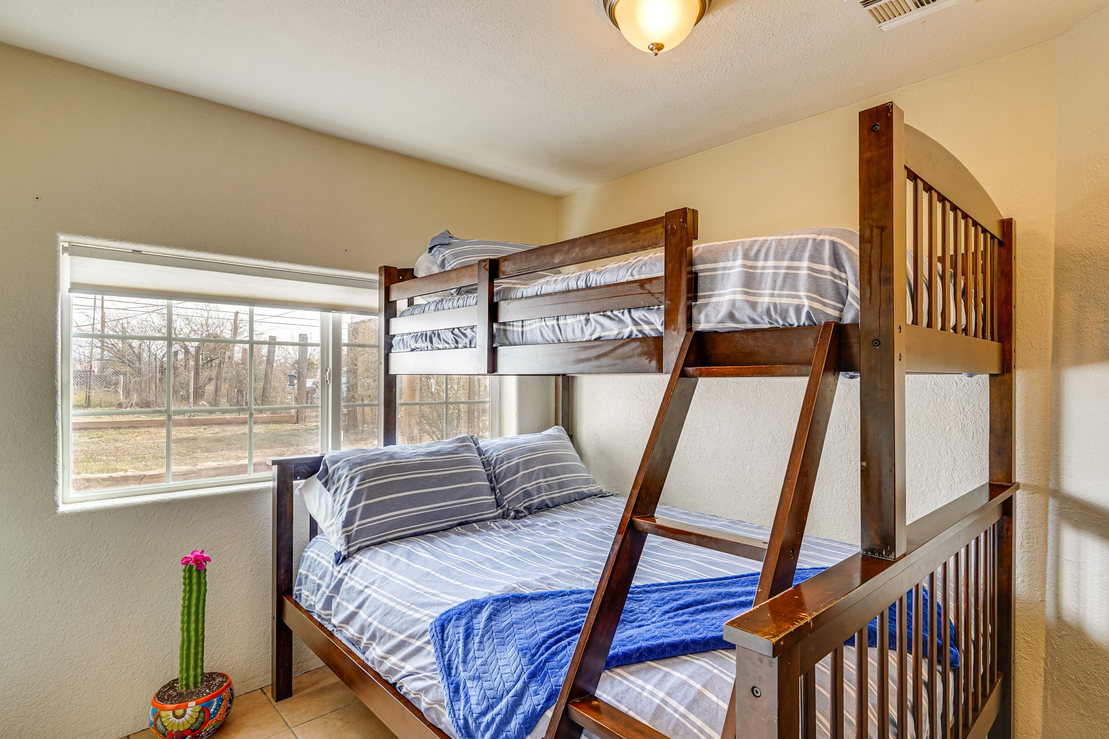 Bedroom 2 | Twin/Full Bunk Bed