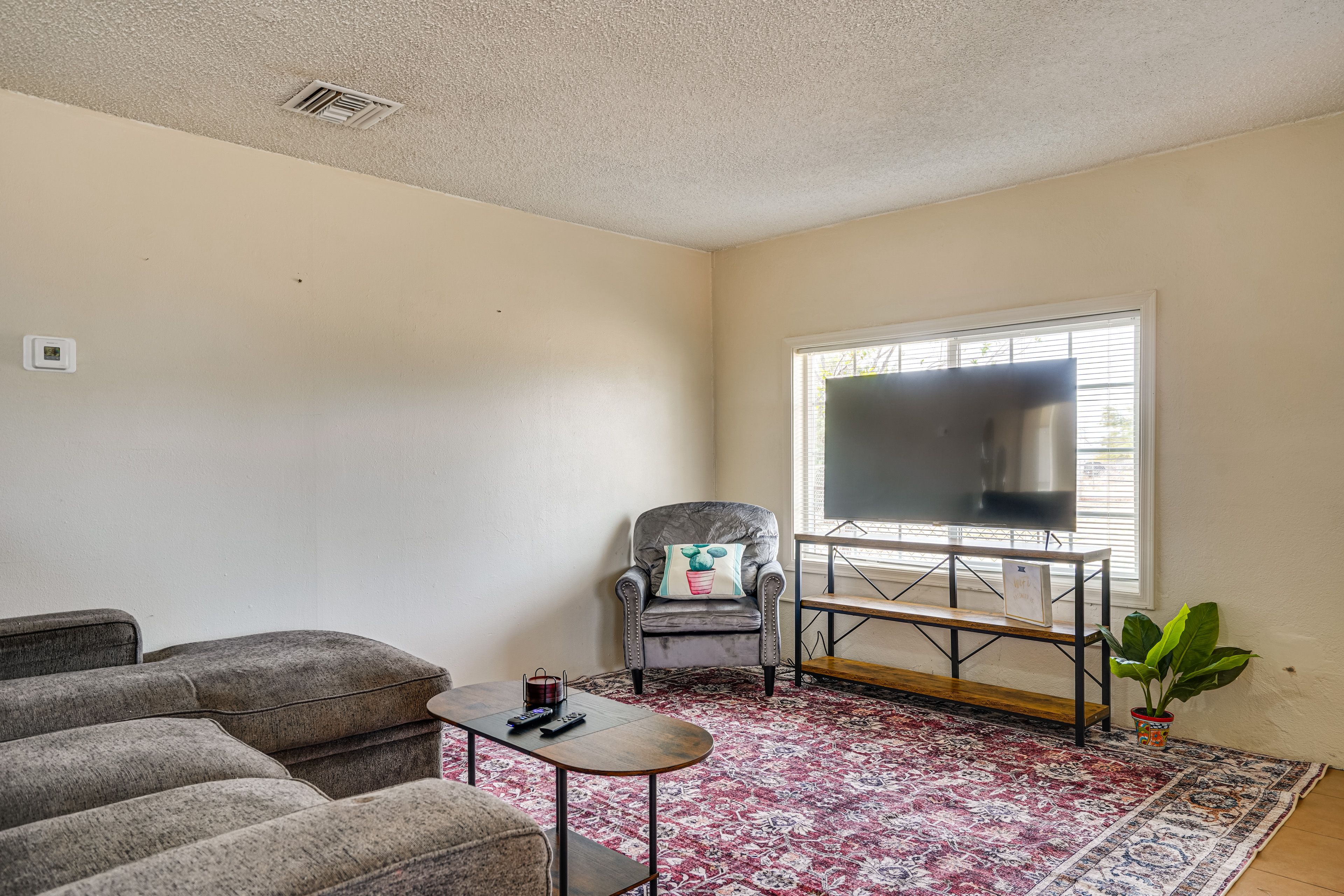 Living Room | Queen Sleeper Sofa | Free WiFi | Central A/C & Heating | Smart TV