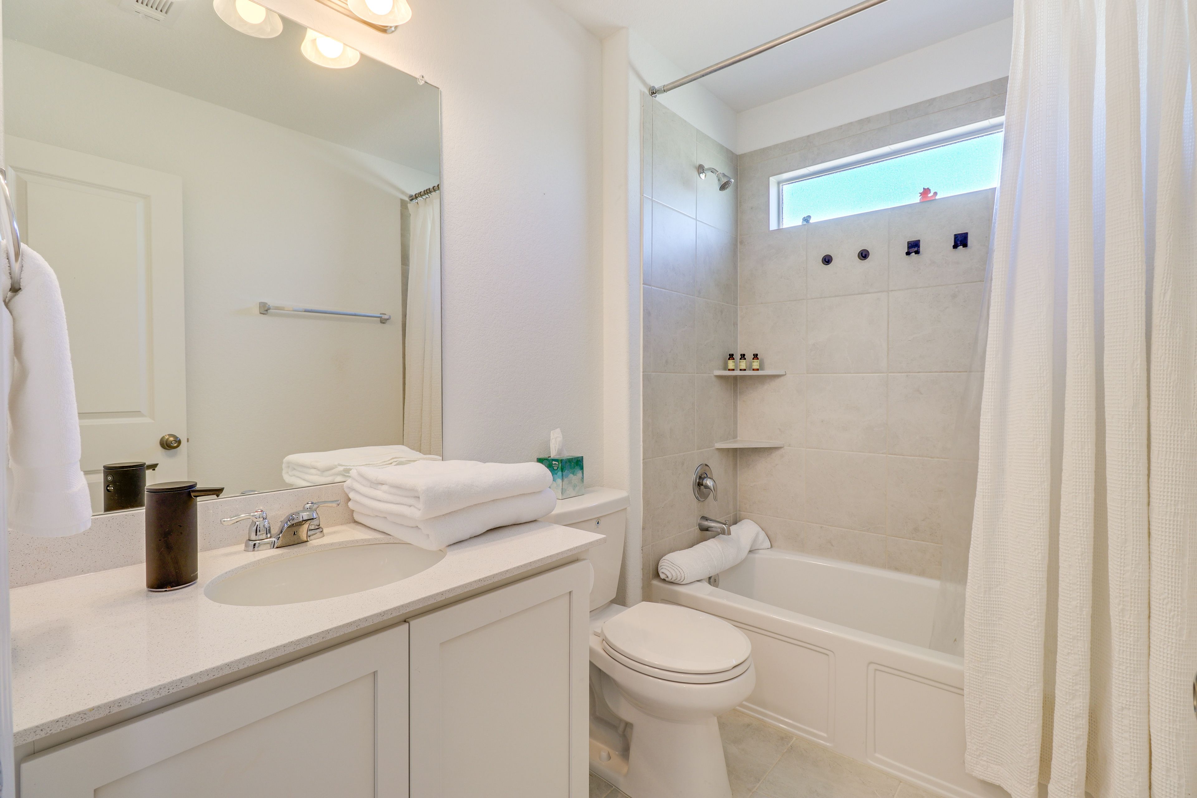Full Bathroom | Complimentary Toiletries | 2nd Floor