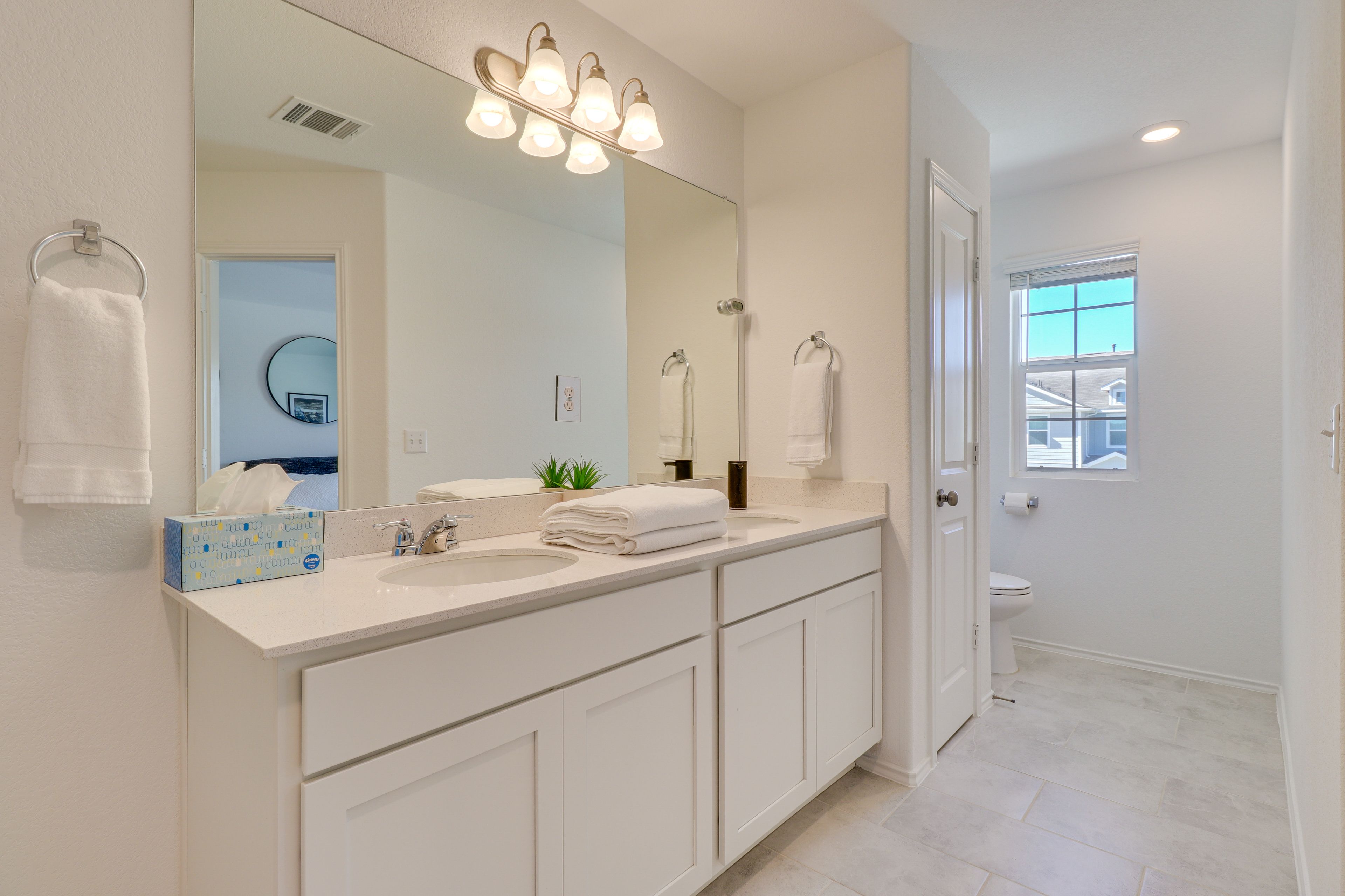 Full Bathroom | Towels Provided | 2nd Floor