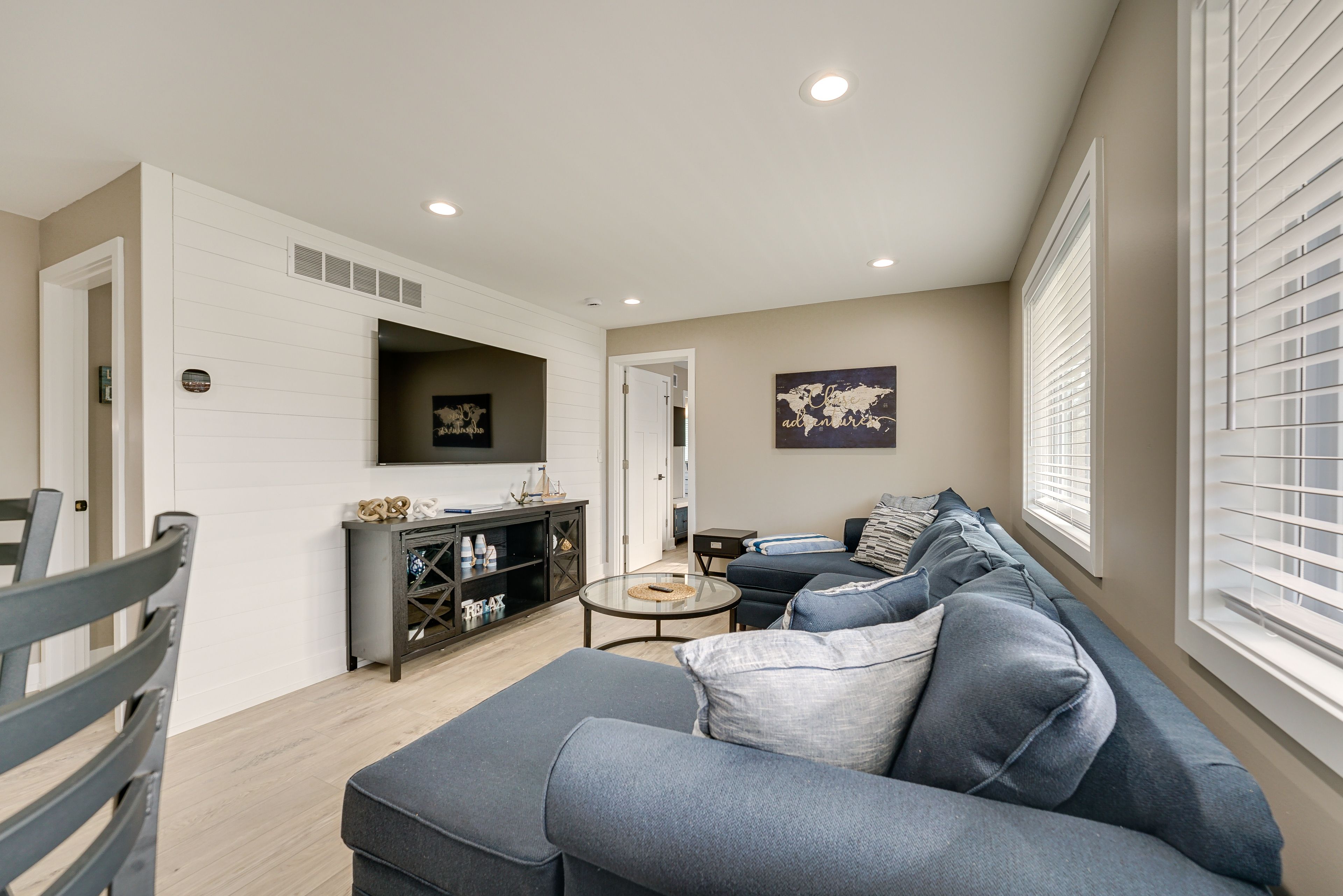 Living Area | Smart TV w/ Cable