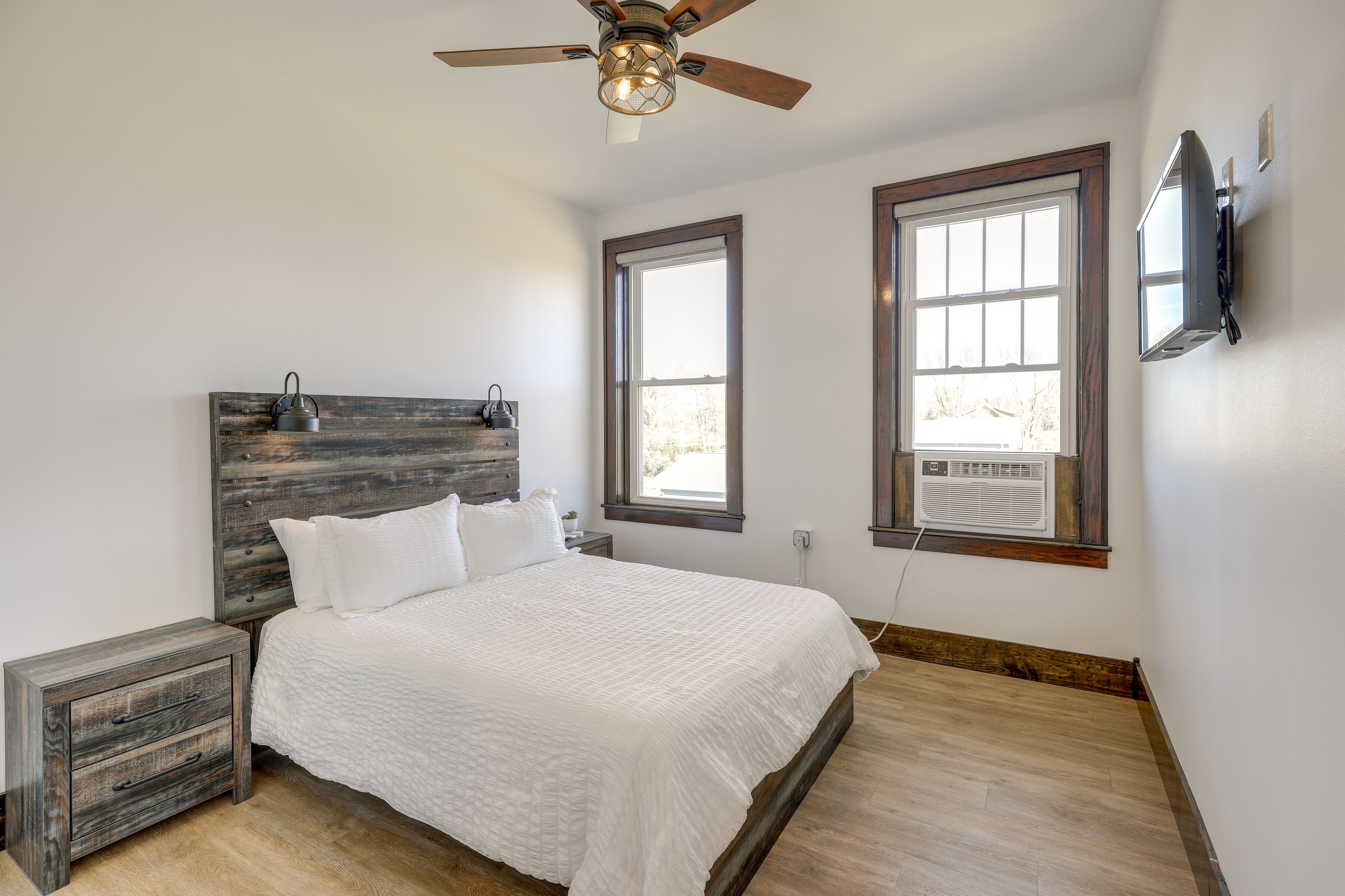 Bedroom 2 | 2nd Floor | Queen Bed | Smart TV | Ceiling Fans | En-Suite Bathroom