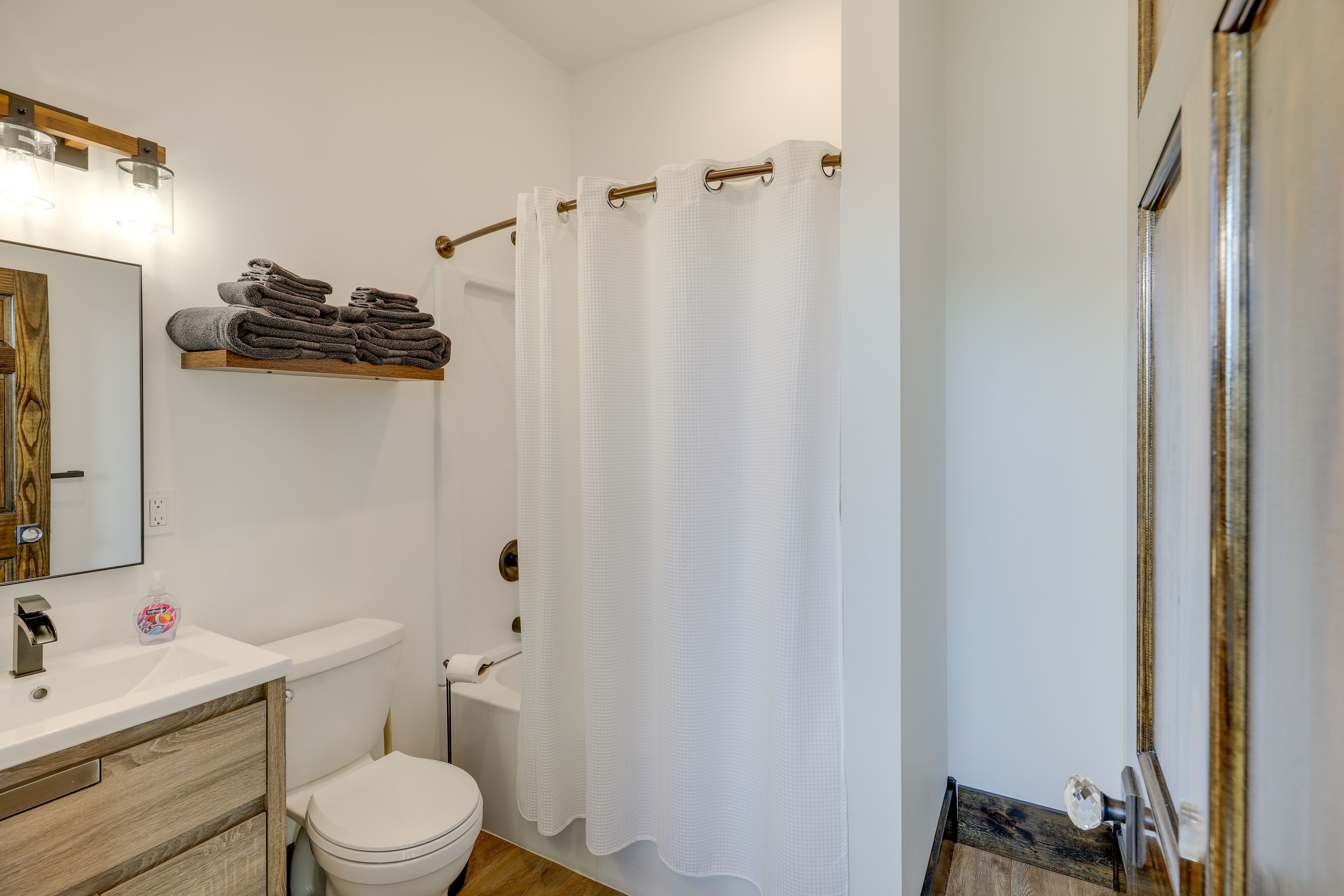 Full Bathroom | 2nd Floor | Shower/Tub Combo | Towels Provided