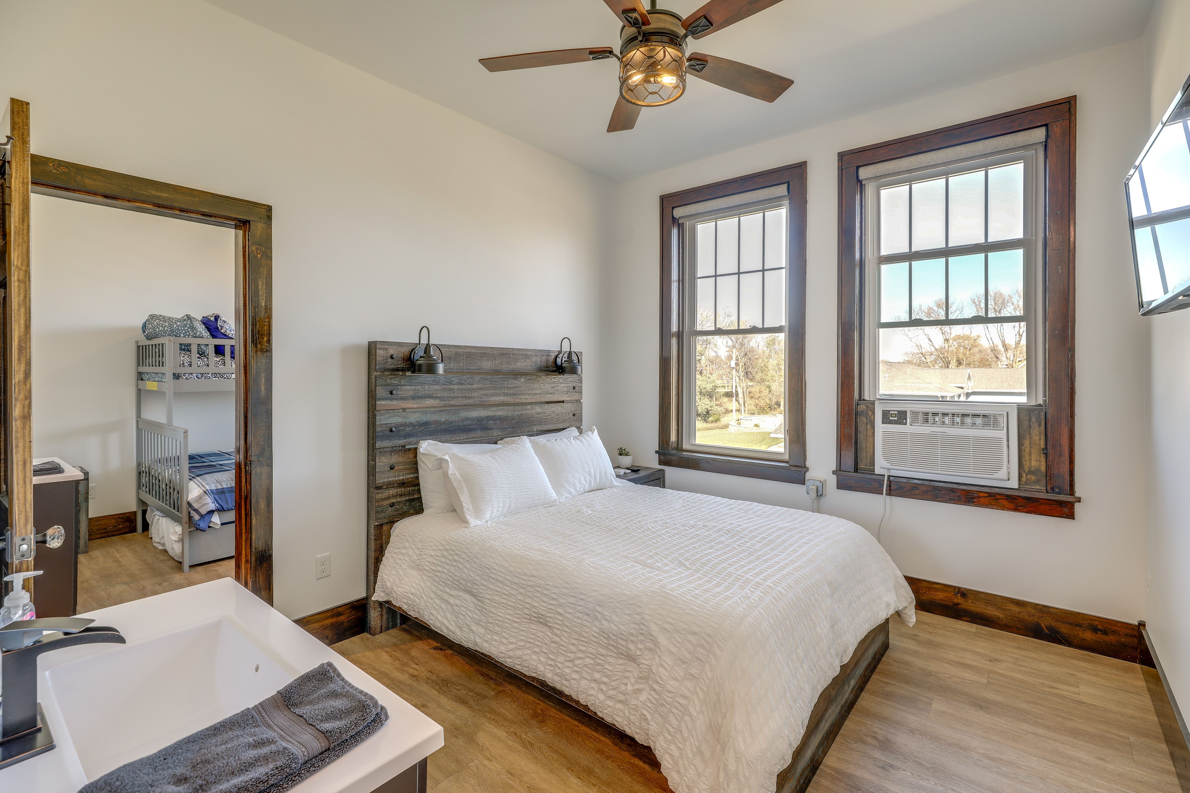 Bedroom 4 | 2nd Floor | Queen Bed | Smart TV | En-Suite Bathroom