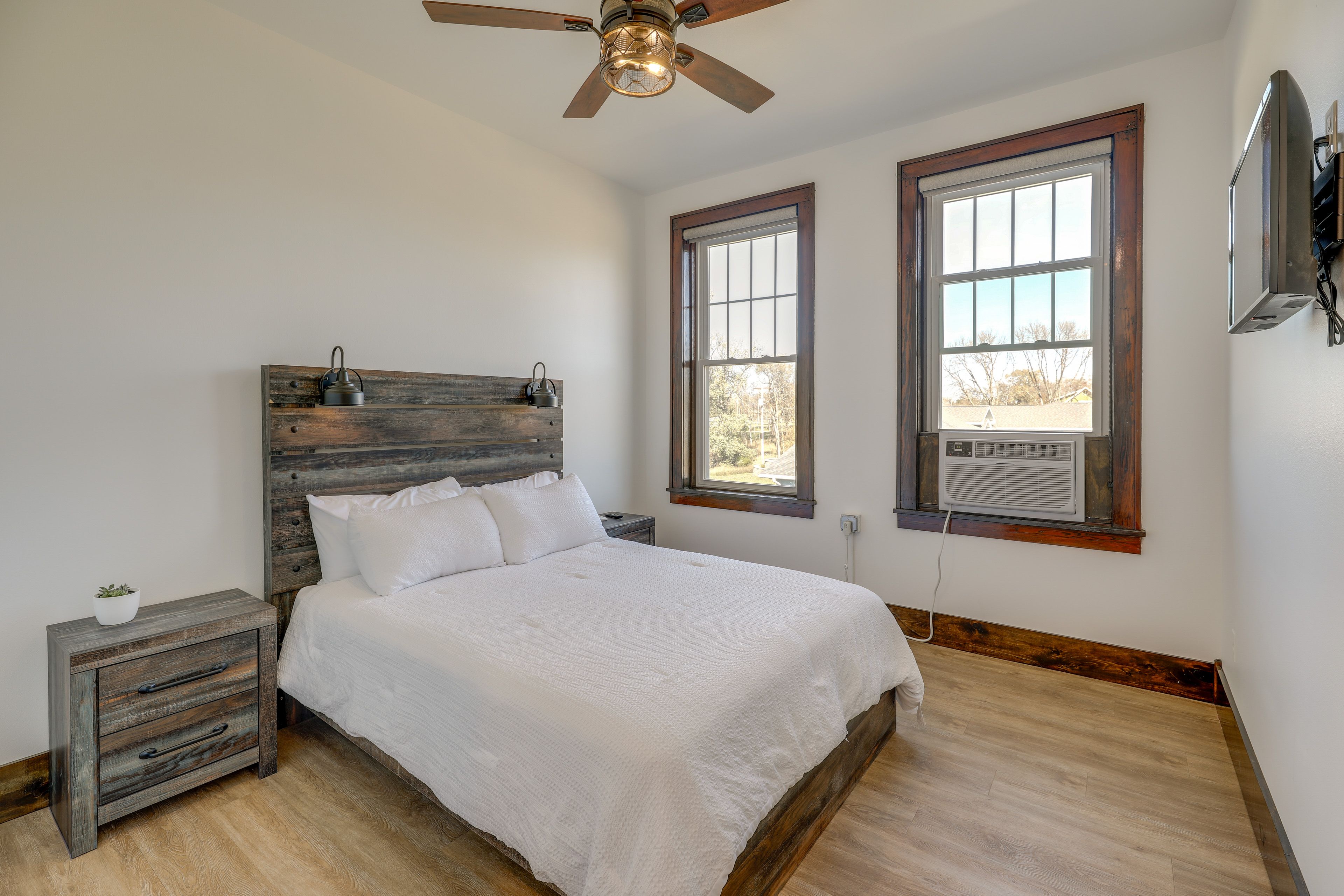 Bedroom 3 | 2nd Floor | Queen Bed | Smart TV | En-Suite Bathroom
